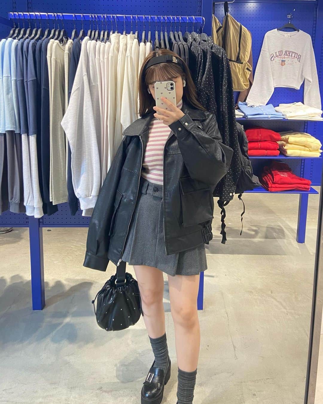 のインスタグラム：「この日のコーデ好評で嬉しかったやつ~❤︎" 若いうちに沢山ミニスカ履いとかないとネっっ🤭 ・ @grl_official #grl #grlコーデ #グレイル #グレイルコーデ  #秋服 #秋服コーデ #レザージャケット #プリーツスカート」