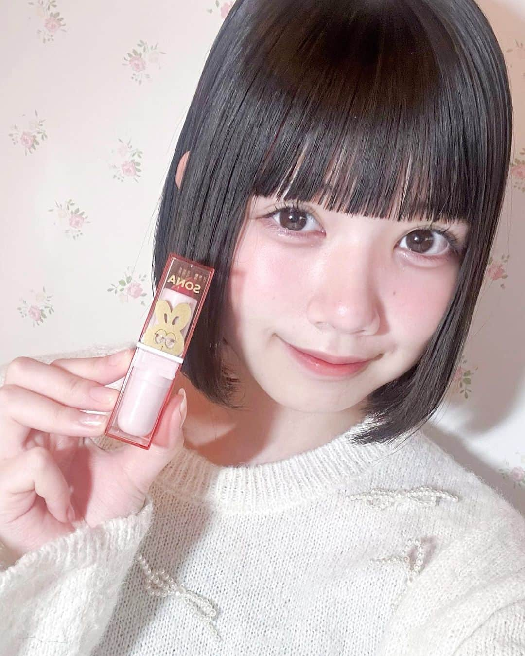 伊藤沙音のインスタグラム：「🧁🐰  ニコラ12月号付録｢SONA うるうるリップバーム｣🍓  1度塗りだったらスクールメイクに、重ね塗りでおでかけメイクにも使えるよ~😽  11/1発売のニコラ12月号と一緒に是非ゲットしてね♡   #伊藤沙音 #nicola #ニコラ #ニコモ #ニコラ11月号発売中  #sona #ソナ #ニコラ12月号」