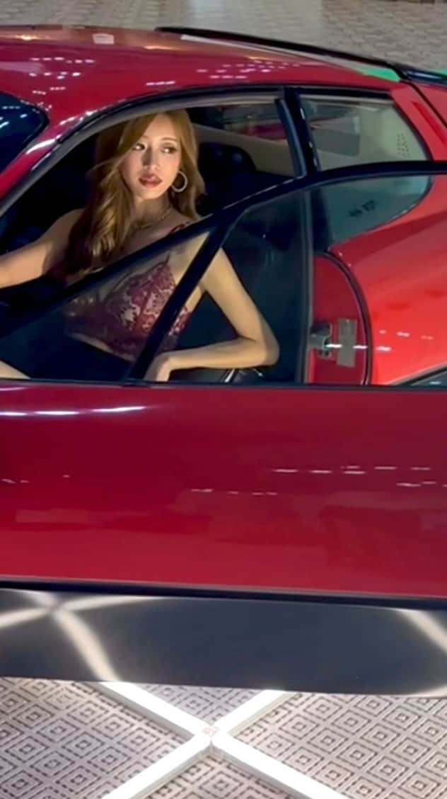 のインスタグラム：「仮免落ちたとは思えないくらい ドヤ顔で運転席に乗ってる🤣🤣笑 ・ ・ #japanmobilityshow #ジャパンモビリティショー #東京ビッグサイト #神風コレクション #レースクイーン #ラウンドガール #モデル #ダイエット #トレーニング #筋トレ #ファスティング #ゆる巻き #ヘアスタイル #ロングドレス #ドレス #ファッション」