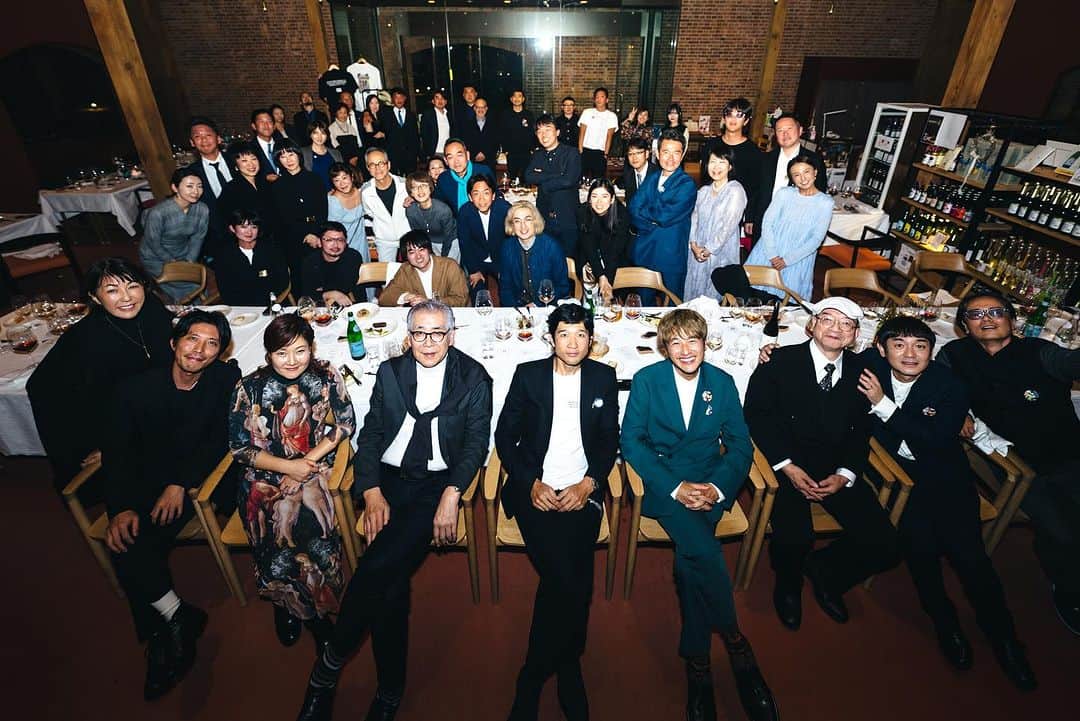 松山智一のインスタグラム：「美術が接点となり出会いが生まれる。そんな瞬間がたまらない。遠方より駆けつけていただいた皆様、本当にありがとうございました。 (館内走り回っており、一部しか撮影できず🙇🏻‍♂️)  「雪月花のときー松山智一個展」 弘前レンガ倉庫美術館 @hirosaki_moca   @kotaro_nukaga ギャラリーの額賀さん、美術館での最高の🍽️🍽️🍽️ありがとうございました🙇🏻‍♂️🙇🏻‍♂️  @kotaro_nukaga @kotaro_nukaga11  @fumionanjo  @erikokimura  📸 @rkrkrk」