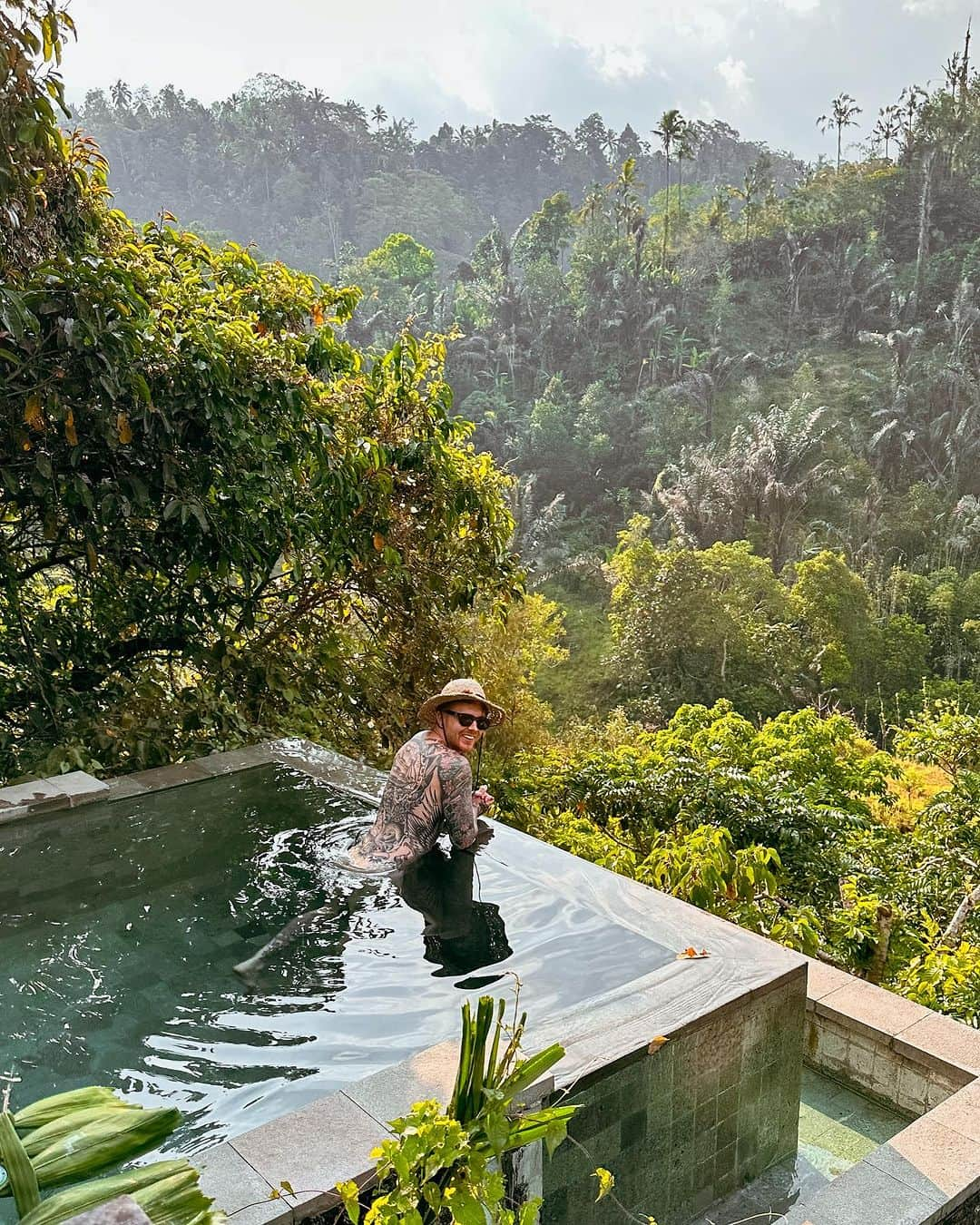 ビクトリアさんのインスタグラム写真 - (ビクトリアInstagram)「🍯🌙 The sounds, the moments and the magic that I hope I remember forever. Sharing all the videos here so I always have them. #honeymoon  📍 @banyantree.escape」10月29日 19時38分 - victoria