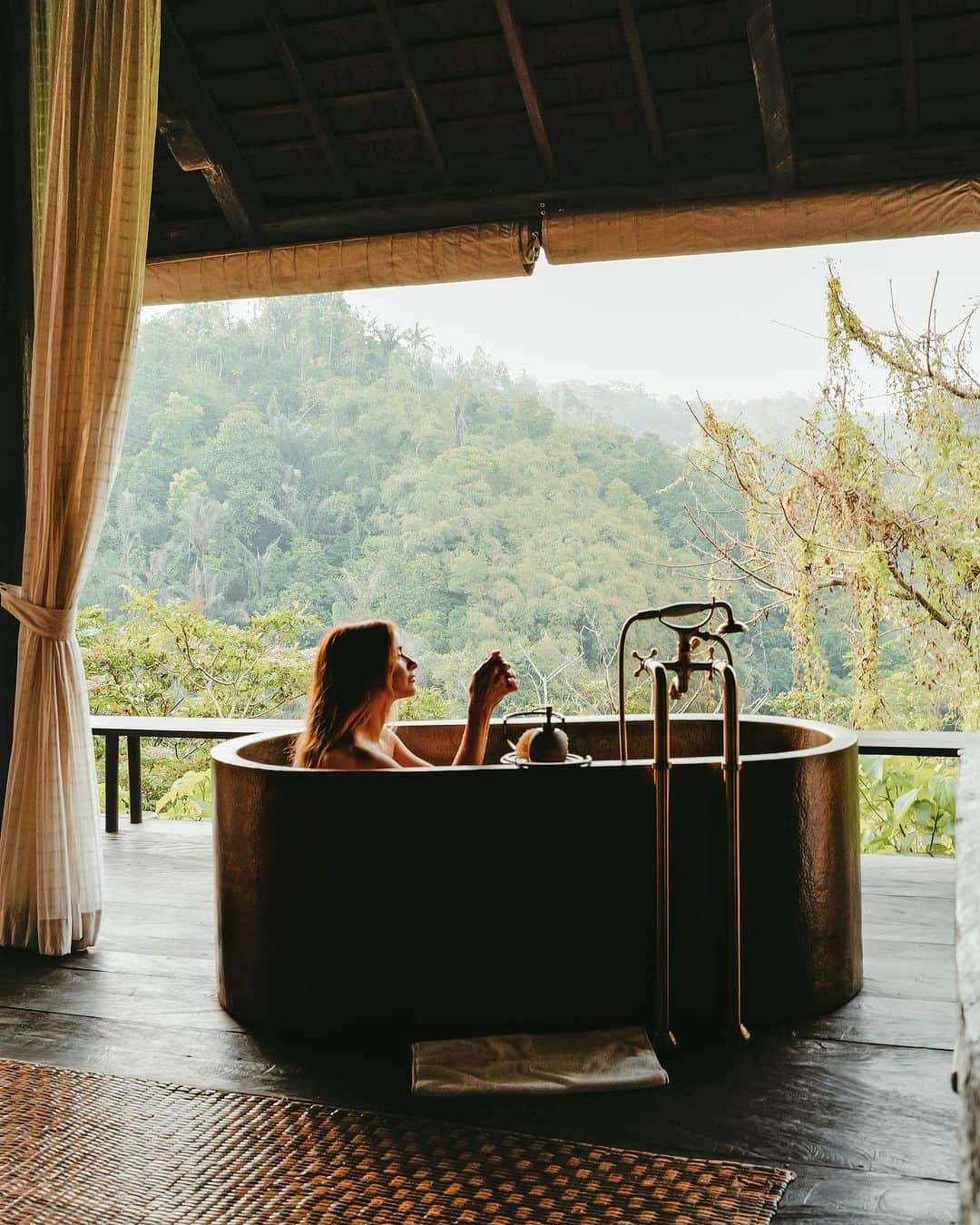 のインスタグラム：「🍯🌙 The sounds, the moments and the magic that I hope I remember forever. Sharing all the videos here so I always have them. #honeymoon  📍 @banyantree.escape」