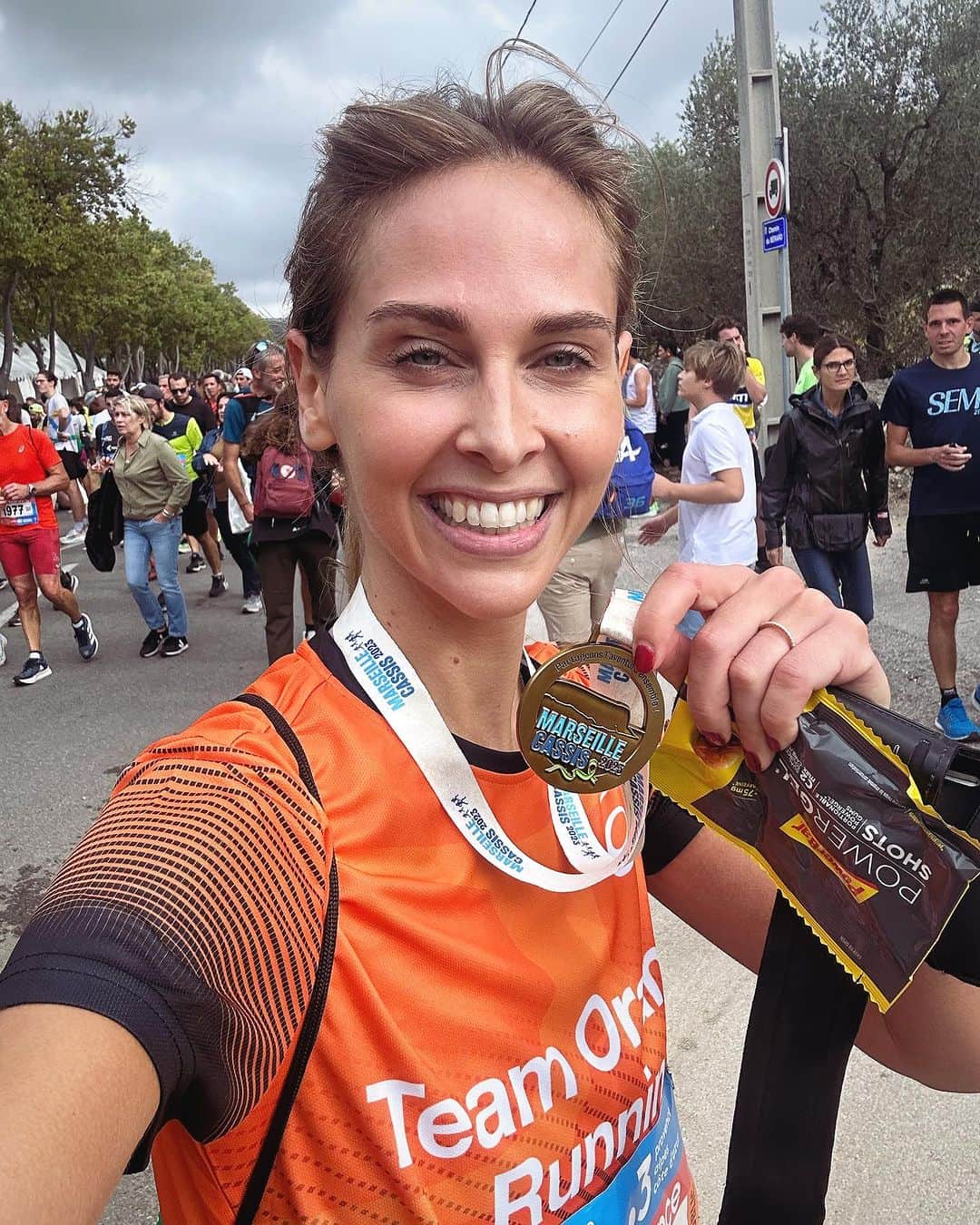 オフェーリ・ムニエのインスタグラム：「Finisher🏃‍♀️💪🏻☀️🟧 Marseille-Cassis 20km / 1h47 ! Merci la @teamorangerunning et merci coach @dorian_louvet 😊 #tor #mk6」