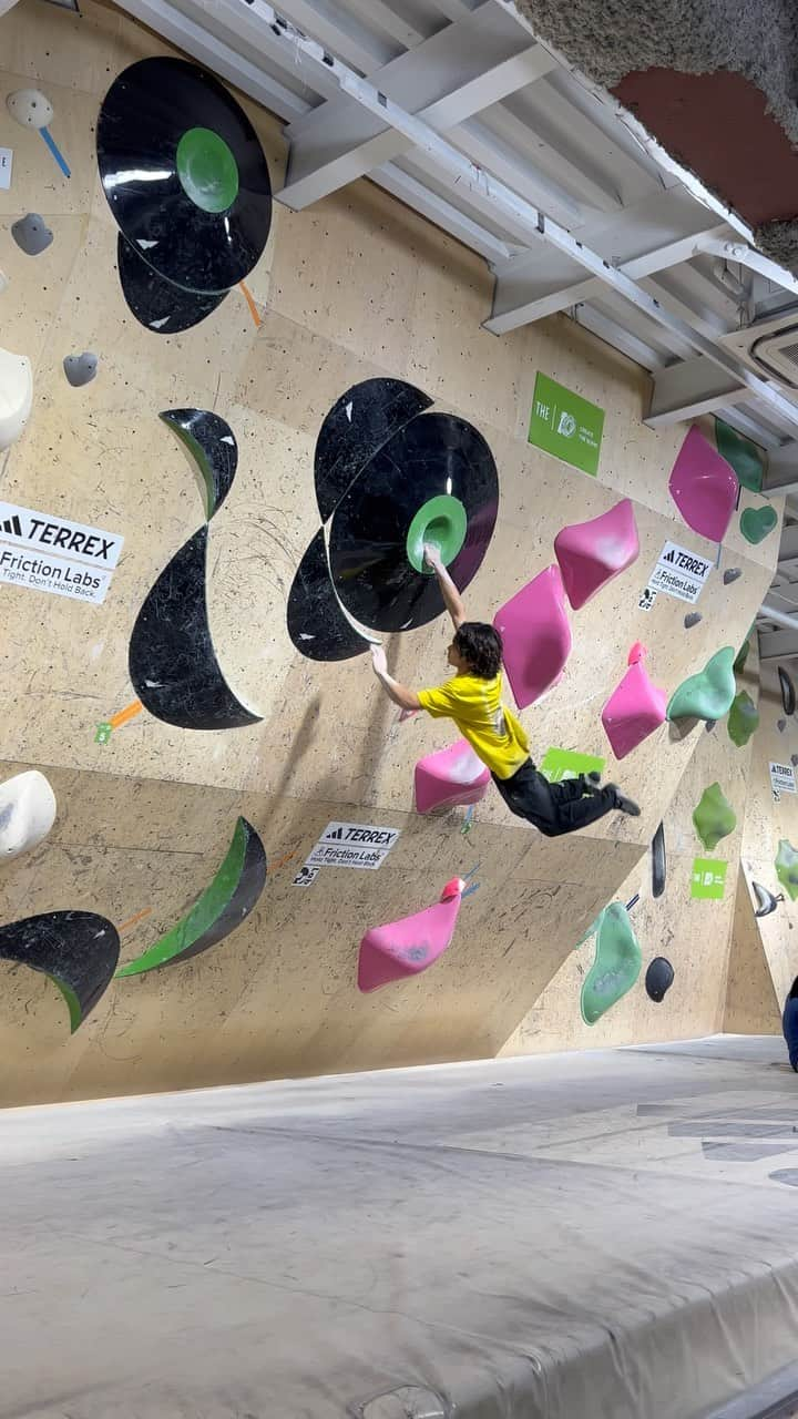 緒方良行のインスタグラム：「Bouldering is for fun🟢⚫️ @rockcityclimbingholds @bpump_ogikubo   これは、何がしたいのか自分でもよくわかってないけど、楽しかったら全部おっけい。」