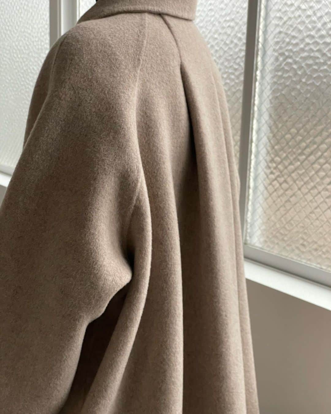 伊地知朋子さんのインスタグラム写真 - (伊地知朋子Instagram)「____ @varet_street から冬コート♡ "Back tuck coat" 11/3 21:00 RELEASE✔︎  後ネックラインにタックを施し 着た時に立体感が出てどの角度から 見ても魅力のあるシルエットに。 ウール90%のリバー仕立てで 裏地がなくても暖かくそして軽い🤲🏻広めのアームホールで厚手のニットも着込んでいただけるので真冬にも◎  "Back tuck coat" ¥39,600-taxin color:BLACK/OATMEAL ____ #varetst #いぢちこーで #冬アウター」10月29日 19時49分 - tomoko_urbanbobby