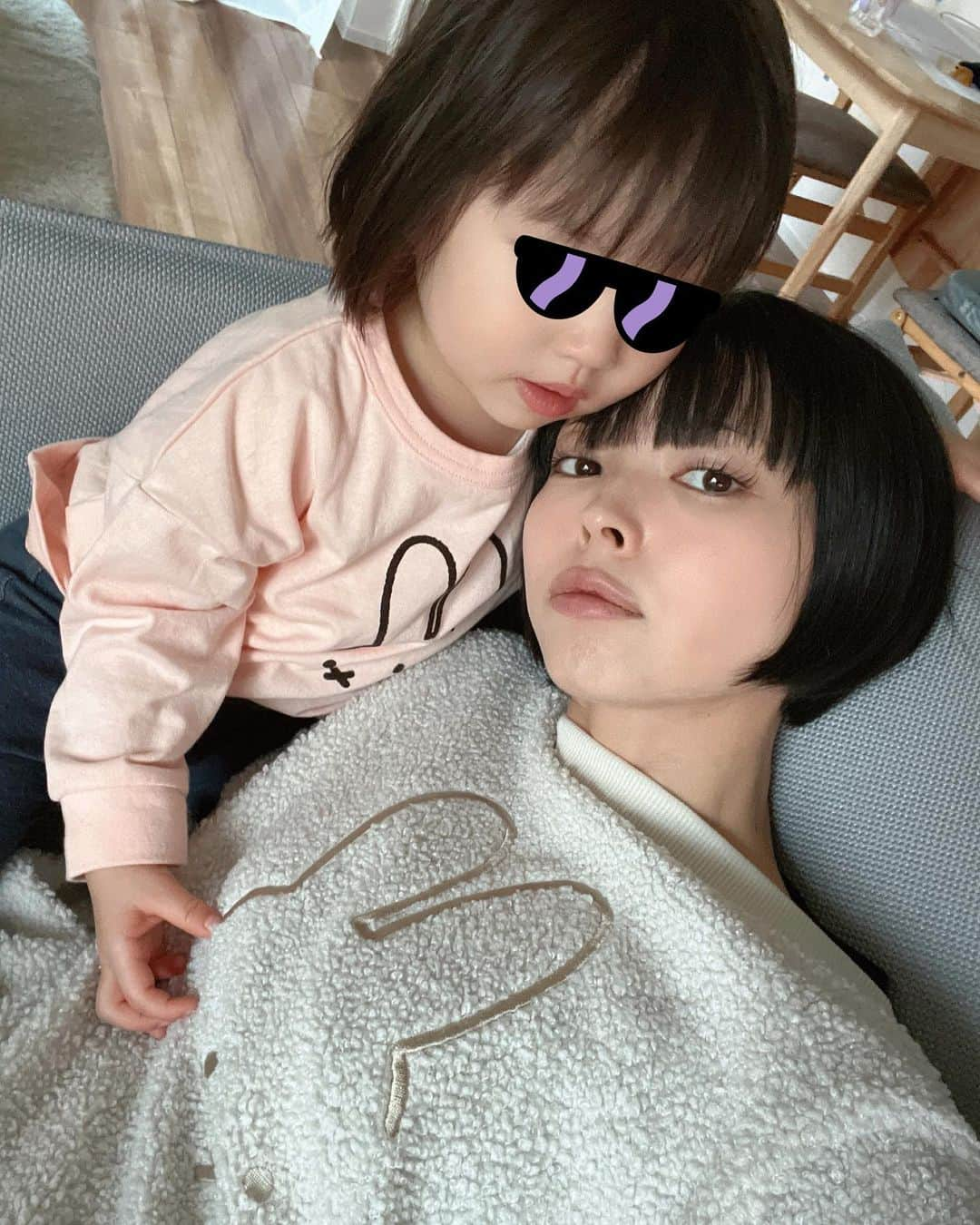 最上もがさんのインスタグラム写真 - (最上もがInstagram)「娘、髪切っておそろいヘアーになりました！ 一緒に伸びるのを楽しみにしよう☺️  気づいたら10月も終わりそうで ハロウィンの準備の暇もなかったので アプリで楽しみました🎃✨  2枚目はがっつり鼻くそとろうとしてます。」10月29日 19時49分 - mogatanpe