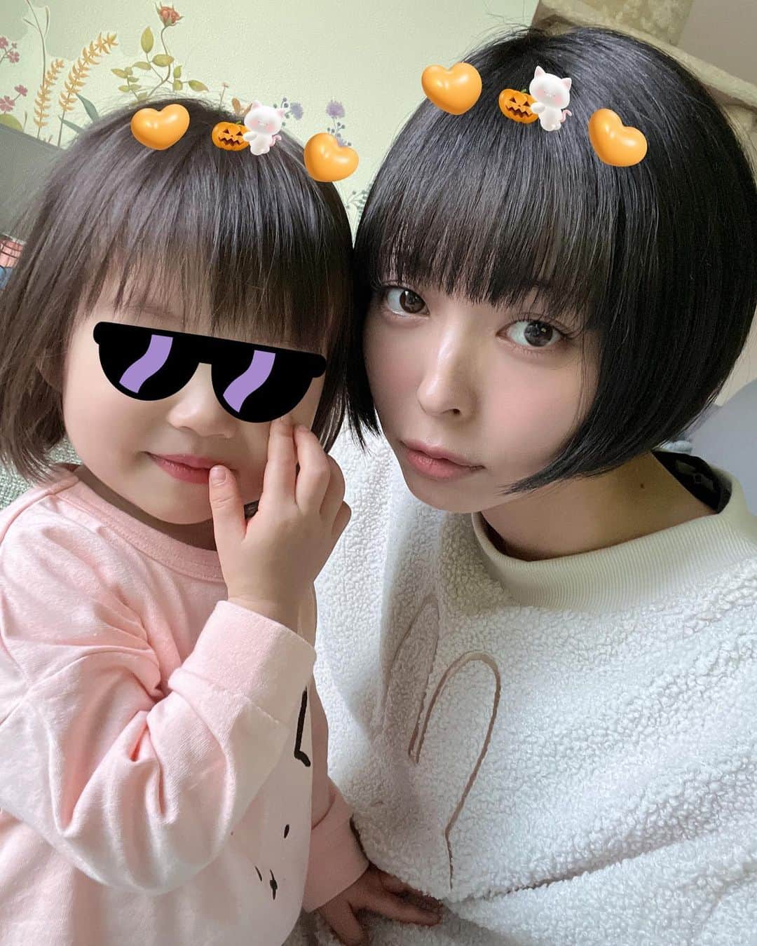 最上もがさんのインスタグラム写真 - (最上もがInstagram)「娘、髪切っておそろいヘアーになりました！ 一緒に伸びるのを楽しみにしよう☺️  気づいたら10月も終わりそうで ハロウィンの準備の暇もなかったので アプリで楽しみました🎃✨  2枚目はがっつり鼻くそとろうとしてます。」10月29日 19時49分 - mogatanpe