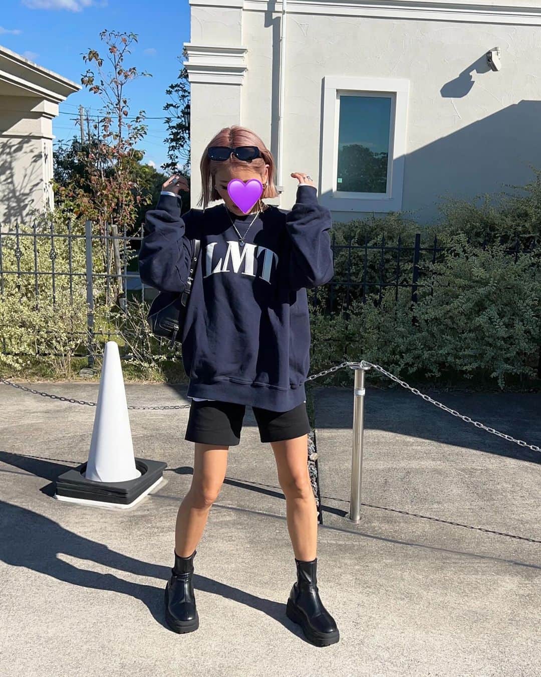 annaのインスタグラム：「.  今日脚出してたら寒かった〜🥶 @su_do___ のスウェットが可愛くて 届いたから早速着た🫶 バイカーとの相性抜群でした😋🩷  SHEINのbagも2色買いしたけど 可愛くて買って大正解❤️‍🔥 2日続けてイロチで使ってる✌️  tops ⋆ @su_do___  pants ⋆ @__segur.__  bag ⋆ @shein_japan  shoes ⋆ @azulbymoussy_official   #冬コーデ#秋コーデ#カジュアルコーデ#大人カジュアルコーデ#オトナカジュアルコーデ#ゆるコーデ#158cmコーデ#骨格ナチュラルコーデ#きょこ#30代ファッション#30代コーデ#バイカーパンツ#スウェットコーデ」