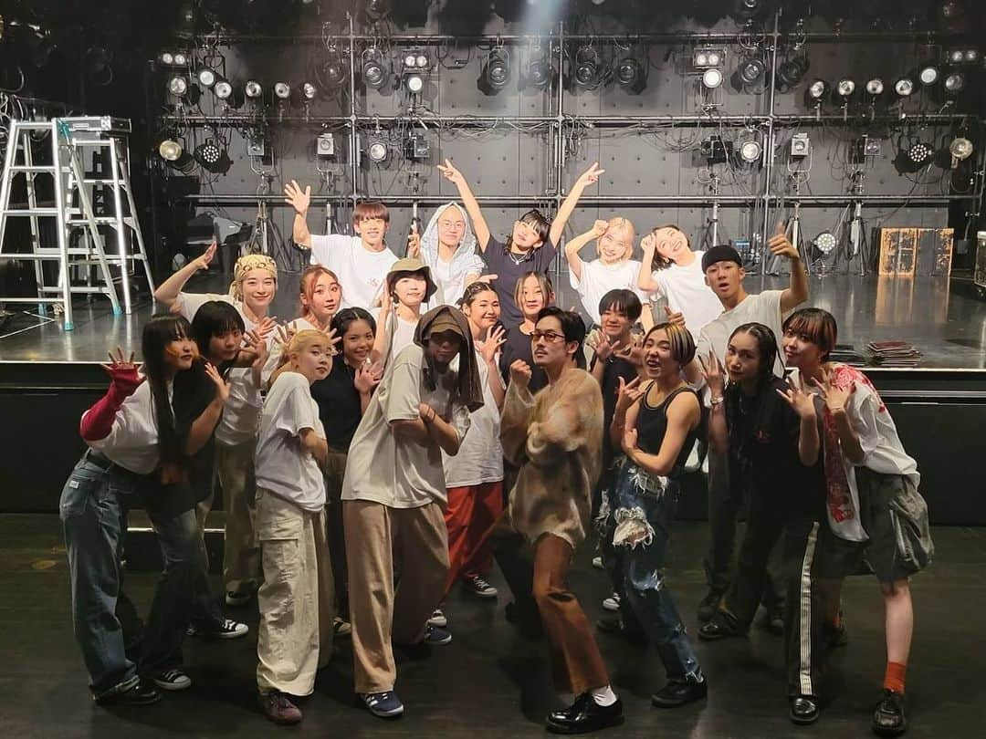 yurinasiaさんのインスタグラム写真 - (yurinasiaInstagram)「jABBKLAB TOUR 2023 金魚公園 【大阪】 GUEST TENDRE  初の大阪での公演、無事に怪我なく完！ 足を運んでくださった皆さん、一人一人にありがとうございました。  東京終わった瞬間からもう打ち合わせ打ち合わせ…  大阪では環境がガラリと変わったので魅せ方を変えて。 大阪のリハをする為に集まった時なんかみんなと会えてめっちゃ嬉しくて、不安たっくさんでリハしてたことがほとんどだったけど初めてめっちゃ楽しくて  大阪案の定楽しかった。  得たことも沢山あるのでツアーファイナル福岡は本当に凄いことになる。  そして、東京に続き、素晴らしいゲストを迎えて一緒にできたこと。いつも助けられてばかりです。  やり切るぞ。 チケットまだありますので、是非、私たちの初ZEPPでの舞台見にきて頂きたい。  NEXT 福岡で🔥🔥🔥🔥🔥🔥🔥」10月29日 19時44分 - yurinasia