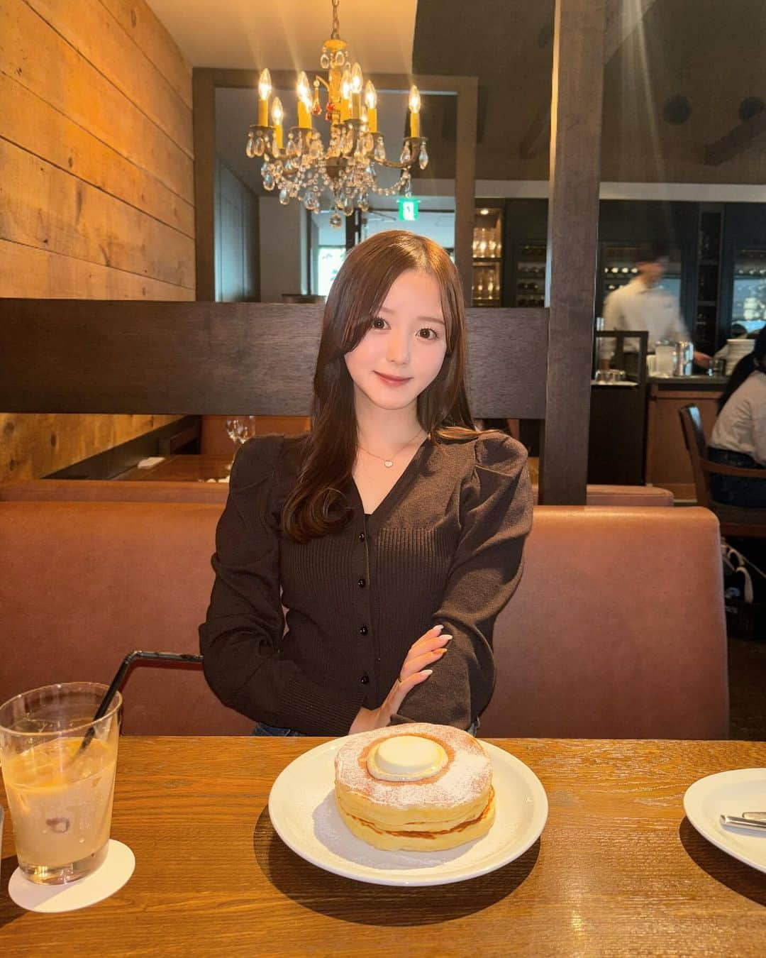 伊藤小春のインスタグラム：「久しぶりに写真撮った🥞 ⁡ ⁡ ⁡ 前髪伸びてきたー！まだちょっと中途半端な長さだけど　　　@elmetakeda さんのおかげで扱いやすい🥺 いつもありがとうございます！ ⁡ #herlipto#ivyplace#代官山カフェ#代官山ランチ」