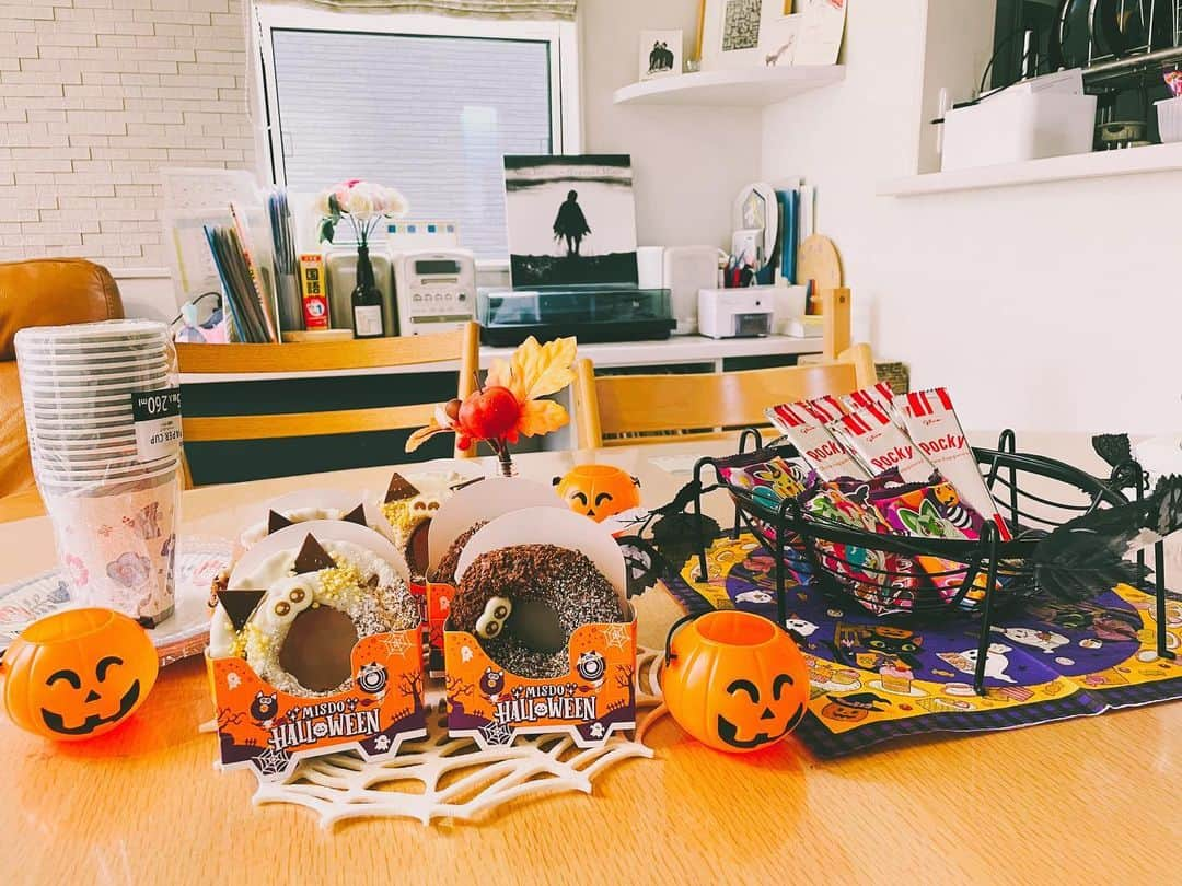 kainatsuのインスタグラム：「「お友達呼んでハロウィンパーティーやりたい！！！！」  ・・・ハロウィンパーティーって何すんの？🙃 ↑ 季節のイベントごとかなりどうでも良いと思いながら生きてきた  めんどくせぇーーーの気持ちをこらえ重たい腰をあげ、 幹事頑張らせて頂きました。褒めて♡笑  守り神のようなニールヤング様が飾り付けの要です。笑笑  集まったのは気心知れた幼馴染たち。 それぞれが好きなものを持ち寄って テーブルを埋め尽くすお菓子！お菓子！お菓子！  帰り際に「あー！楽しかった！」とか「また明日も来たい！」とか「時間巻き戻したい！」などと言ってくれてあたしゃ嬉しかったよぉぉ  #happyhalloween 🎃」