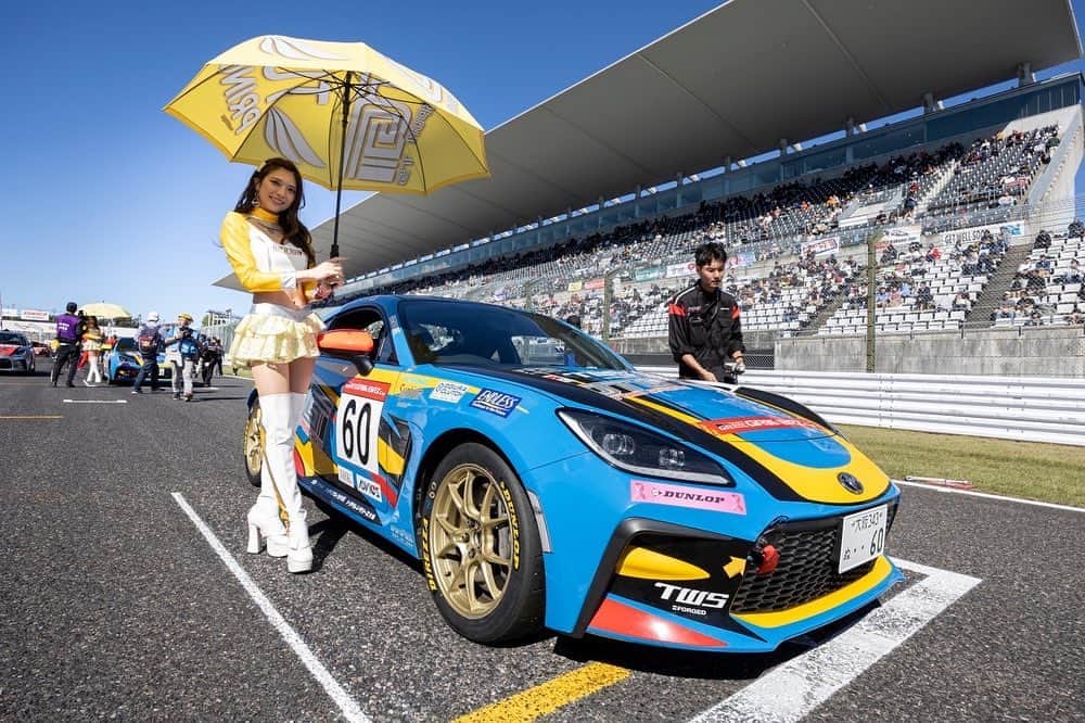 涼野はるかのインスタグラム：「･ ･ GR86/BRZ Cup Rd.6@鈴鹿サーキット プロフェッショナルシリーズ 10号車 菅波選手 pole to win🥇！ 80号車 伊東選手 8位 60号車 小河選手 12位 70号車 服部選手 14位 ･ クラブマンシリーズ 777号車 山﨑選手 13位 となりました！ ･ ･ 表彰台の1番高いところ！！ 悔しい戦いが続いていたのでとっても嬉しいです🥲🥇 86も残すところ最終戦のみ。 最後までOTG MotorSportsへたくさんの応援をよろしくお願いします💛 ･ ･ ･ ･ ･ ･ ･ ･ ･ #86brz #otg #motorsports #rq #racequeen #大阪トヨペット #モータースポーツ #レースクイーン」
