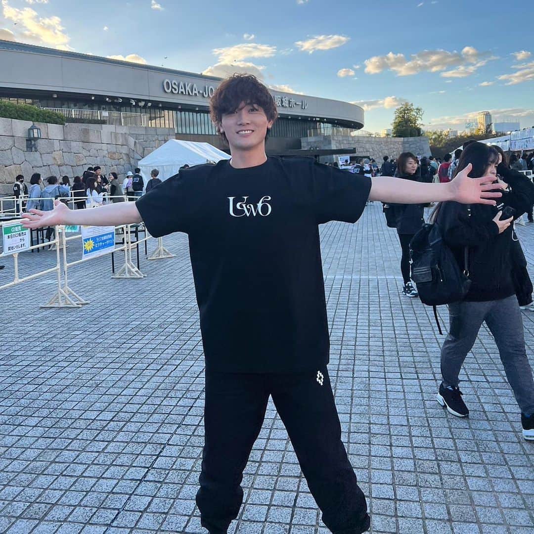 船越涼太さんのインスタグラム写真 - (船越涼太Instagram)「.  〜ENIGMASIS Tour〜 🏯大阪城ホール🏯  今回のツアーTシャツイケてる👕 初っ端からエンジン全開のセットリストぶち上がり🔥🔥🔥 ENの円熟味が凄まじい 初めて聞いた時からの研ぎ澄まされ具合が凄い　  幸  #uverworld #live #大阪城ホール」10月29日 19時48分 - 2754ryota