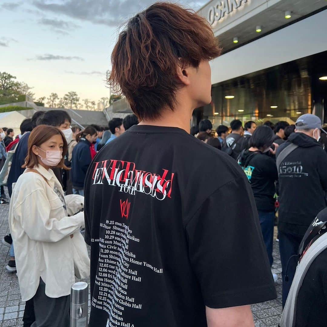 船越涼太さんのインスタグラム写真 - (船越涼太Instagram)「.  〜ENIGMASIS Tour〜 🏯大阪城ホール🏯  今回のツアーTシャツイケてる👕 初っ端からエンジン全開のセットリストぶち上がり🔥🔥🔥 ENの円熟味が凄まじい 初めて聞いた時からの研ぎ澄まされ具合が凄い　  幸  #uverworld #live #大阪城ホール」10月29日 19時48分 - 2754ryota