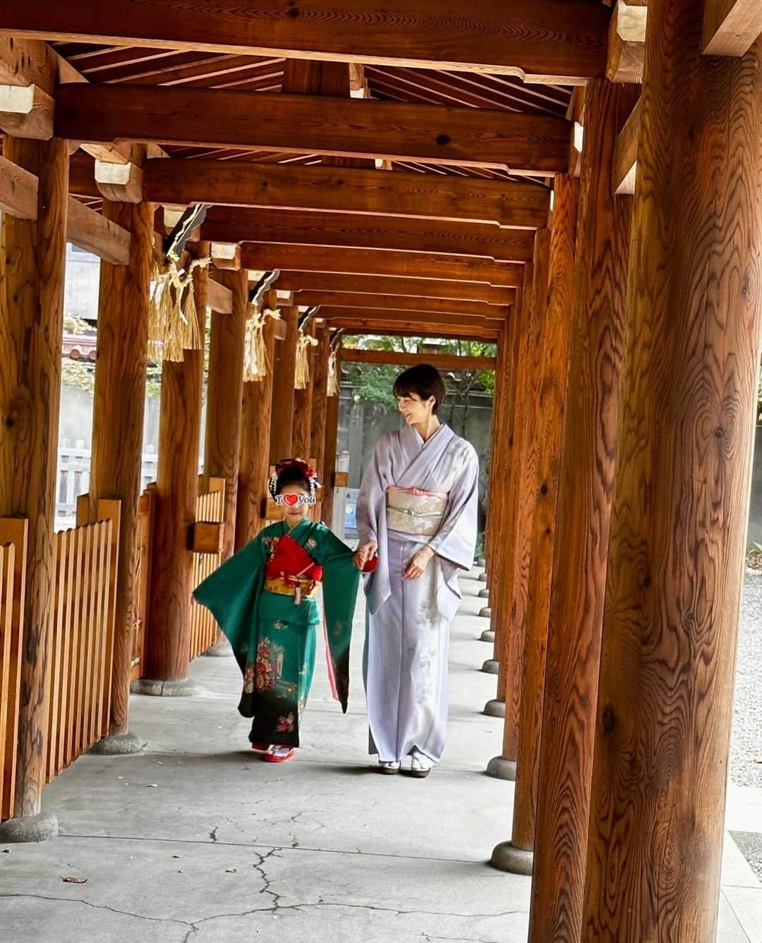 村田千弥さんのインスタグラム写真 - (村田千弥Instagram)「最後の七五三をしてきました🌸  わたしが昔着た着物を、娘へ。  当時、子供ながらに印象深かったのか、 鮮やかな緑色の着物も、 近所で髪を結ってもらったことも はっきりと覚えている 7歳の七五三。  きっと娘なら選ばない色だけど 意外にもすんなり受け入れてくれて、 意外なほど似合っていて、 嬉しくなりました♡  着付けもヘアもひとりで頑張って、 撮影もずっと笑顔でポーズする姿に 成長を感じていたら、  祈祷後のお土産にいただけるオモチャは 3歳の時と全く同じ アクアビーズを選んでいて。  成長してるような 変わっていないような娘が 愛おしい一日でした。  撮影していただいた写真の仕上がりが楽しみ♡  #七五三」10月29日 19時57分 - chr.0429