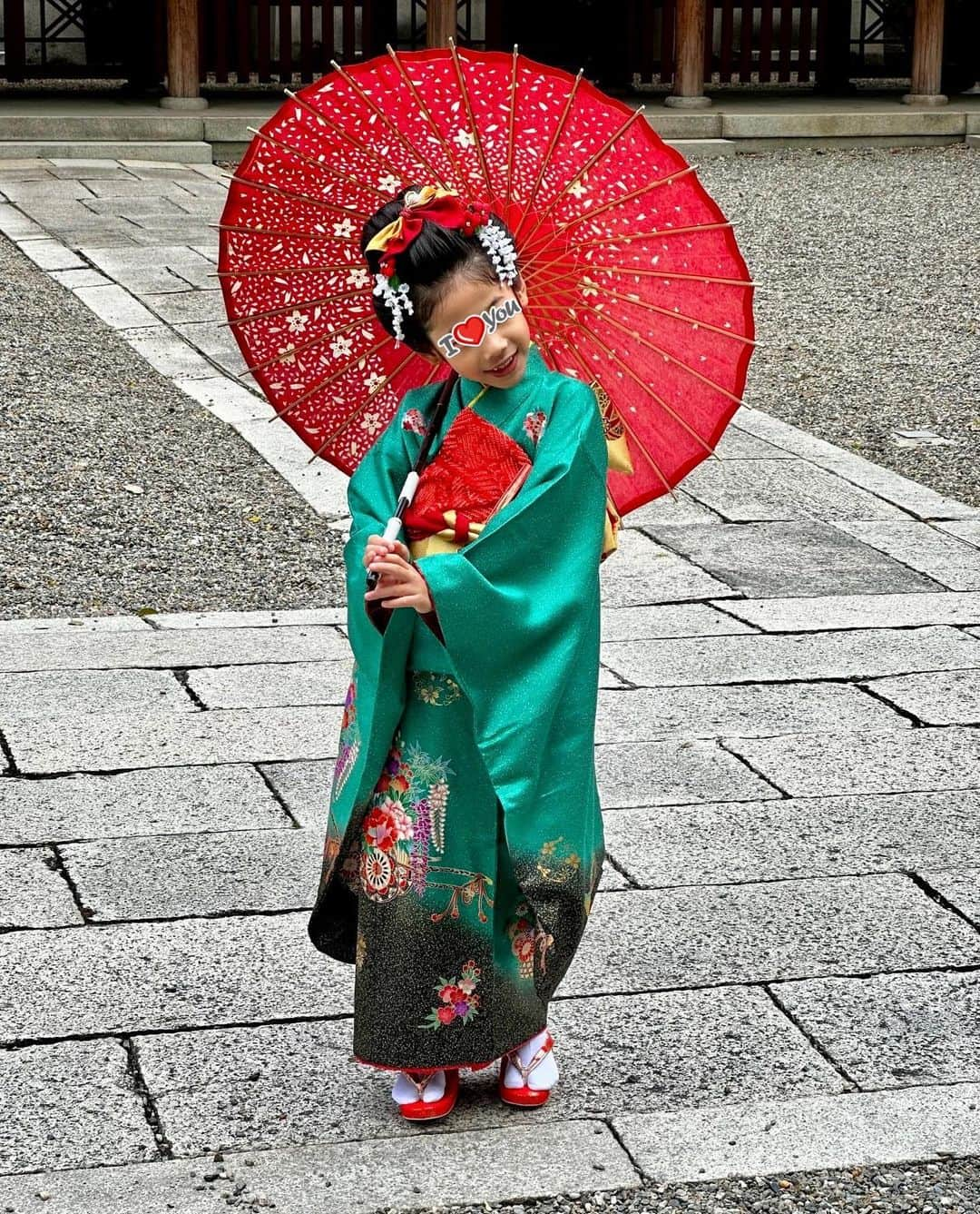 村田千弥さんのインスタグラム写真 - (村田千弥Instagram)「最後の七五三をしてきました🌸  わたしが昔着た着物を、娘へ。  当時、子供ながらに印象深かったのか、 鮮やかな緑色の着物も、 近所で髪を結ってもらったことも はっきりと覚えている 7歳の七五三。  きっと娘なら選ばない色だけど 意外にもすんなり受け入れてくれて、 意外なほど似合っていて、 嬉しくなりました♡  着付けもヘアもひとりで頑張って、 撮影もずっと笑顔でポーズする姿に 成長を感じていたら、  祈祷後のお土産にいただけるオモチャは 3歳の時と全く同じ アクアビーズを選んでいて。  成長してるような 変わっていないような娘が 愛おしい一日でした。  撮影していただいた写真の仕上がりが楽しみ♡  #七五三」10月29日 19時57分 - chr.0429