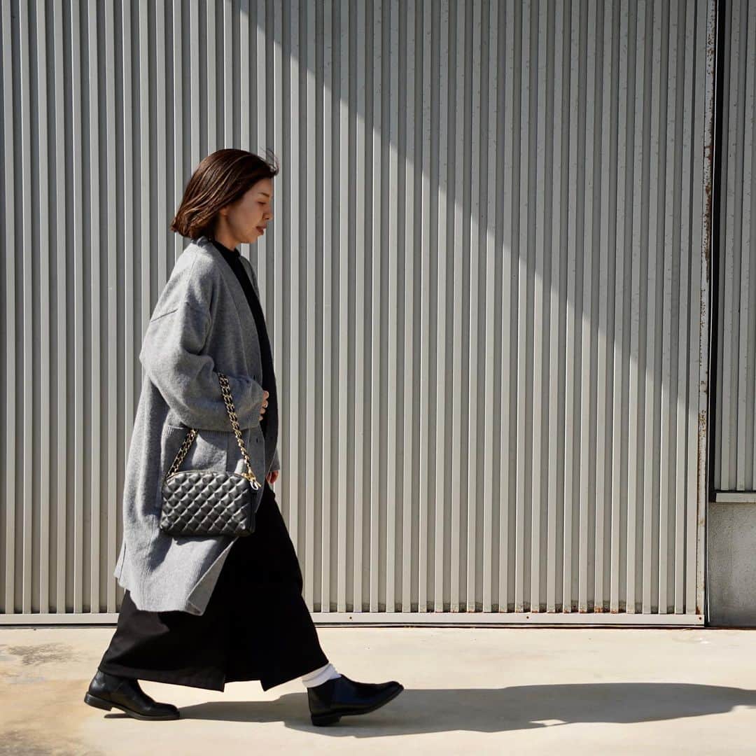 セレクトショップCIRCLEさんのインスタグラム写真 - (セレクトショップCIRCLEInstagram)「【営業時間変更のお知らせ】 10/31(火)は所用につき臨時休業いただきます。 10/30(月)は通常通り営業しますので、よろしくお願いします。  ワンピース+ロングカーディガン ウールコンビのロングカーディガンにウールライクなロングカーディガンをオン。 こんなシンプルで簡単なスタイリングにゴールドチェーンがアクセントになるレザーバッグを。 リラックスかつおしゃれなお出かけスタイルになりますね。  秋のアイテムは種類が豊富でコーディネートが楽しいですね。 ファッションの秋も楽しみましょう。  ロングカーディガン lelill  ワンピース MANON  バッグ AULENTTI  靴 MOON STAR  モデル/ #150cm @circle_kayoko   @monochro_circle   #circle #circle_saga #サークル #サークル佐賀 #ootd #大人カジュアル #selectshop #セレクトショップ #セレクトショップ佐賀#レディースセレクトショップ #fashion #styling #ファッション #佐賀県 #佐賀市 #佐賀 #cafe #佐賀カフェ #lelill #レリル #manon #マノン #aulentti #オーレンティ #moonstar #ムーンスター」10月29日 19時50分 - monochro_circle