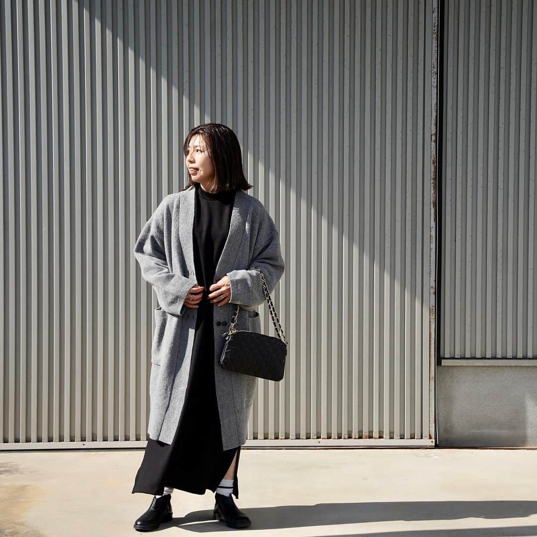 セレクトショップCIRCLEさんのインスタグラム写真 - (セレクトショップCIRCLEInstagram)「【営業時間変更のお知らせ】 10/31(火)は所用につき臨時休業いただきます。 10/30(月)は通常通り営業しますので、よろしくお願いします。  ワンピース+ロングカーディガン ウールコンビのロングカーディガンにウールライクなロングカーディガンをオン。 こんなシンプルで簡単なスタイリングにゴールドチェーンがアクセントになるレザーバッグを。 リラックスかつおしゃれなお出かけスタイルになりますね。  秋のアイテムは種類が豊富でコーディネートが楽しいですね。 ファッションの秋も楽しみましょう。  ロングカーディガン lelill  ワンピース MANON  バッグ AULENTTI  靴 MOON STAR  モデル/ #150cm @circle_kayoko   @monochro_circle   #circle #circle_saga #サークル #サークル佐賀 #ootd #大人カジュアル #selectshop #セレクトショップ #セレクトショップ佐賀#レディースセレクトショップ #fashion #styling #ファッション #佐賀県 #佐賀市 #佐賀 #cafe #佐賀カフェ #lelill #レリル #manon #マノン #aulentti #オーレンティ #moonstar #ムーンスター」10月29日 19時50分 - monochro_circle