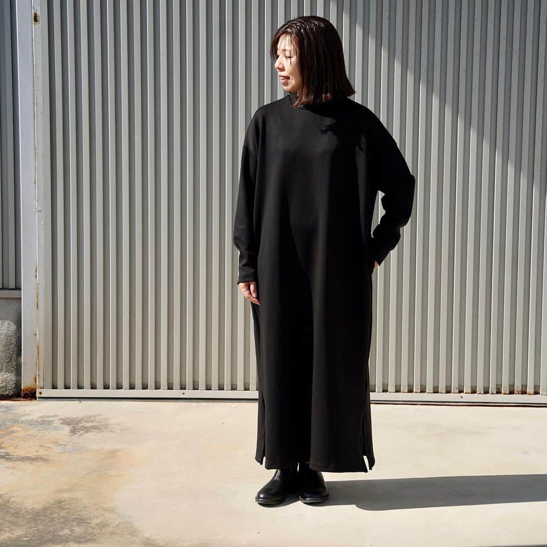 セレクトショップCIRCLEさんのインスタグラム写真 - (セレクトショップCIRCLEInstagram)「【営業時間変更のお知らせ】 10/31(火)は所用につき臨時休業いただきます。 10/30(月)は通常通り営業しますので、よろしくお願いします。  ワンピース+ロングカーディガン ウールコンビのロングカーディガンにウールライクなロングカーディガンをオン。 こんなシンプルで簡単なスタイリングにゴールドチェーンがアクセントになるレザーバッグを。 リラックスかつおしゃれなお出かけスタイルになりますね。  秋のアイテムは種類が豊富でコーディネートが楽しいですね。 ファッションの秋も楽しみましょう。  ロングカーディガン lelill  ワンピース MANON  バッグ AULENTTI  靴 MOON STAR  モデル/ #150cm @circle_kayoko   @monochro_circle   #circle #circle_saga #サークル #サークル佐賀 #ootd #大人カジュアル #selectshop #セレクトショップ #セレクトショップ佐賀#レディースセレクトショップ #fashion #styling #ファッション #佐賀県 #佐賀市 #佐賀 #cafe #佐賀カフェ #lelill #レリル #manon #マノン #aulentti #オーレンティ #moonstar #ムーンスター」10月29日 19時50分 - monochro_circle