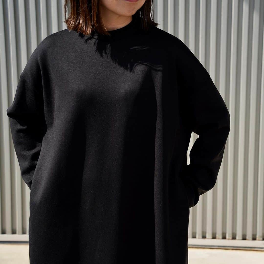 セレクトショップCIRCLEさんのインスタグラム写真 - (セレクトショップCIRCLEInstagram)「【営業時間変更のお知らせ】 10/31(火)は所用につき臨時休業いただきます。 10/30(月)は通常通り営業しますので、よろしくお願いします。  ワンピース+ロングカーディガン ウールコンビのロングカーディガンにウールライクなロングカーディガンをオン。 こんなシンプルで簡単なスタイリングにゴールドチェーンがアクセントになるレザーバッグを。 リラックスかつおしゃれなお出かけスタイルになりますね。  秋のアイテムは種類が豊富でコーディネートが楽しいですね。 ファッションの秋も楽しみましょう。  ロングカーディガン lelill  ワンピース MANON  バッグ AULENTTI  靴 MOON STAR  モデル/ #150cm @circle_kayoko   @monochro_circle   #circle #circle_saga #サークル #サークル佐賀 #ootd #大人カジュアル #selectshop #セレクトショップ #セレクトショップ佐賀#レディースセレクトショップ #fashion #styling #ファッション #佐賀県 #佐賀市 #佐賀 #cafe #佐賀カフェ #lelill #レリル #manon #マノン #aulentti #オーレンティ #moonstar #ムーンスター」10月29日 19時50分 - monochro_circle