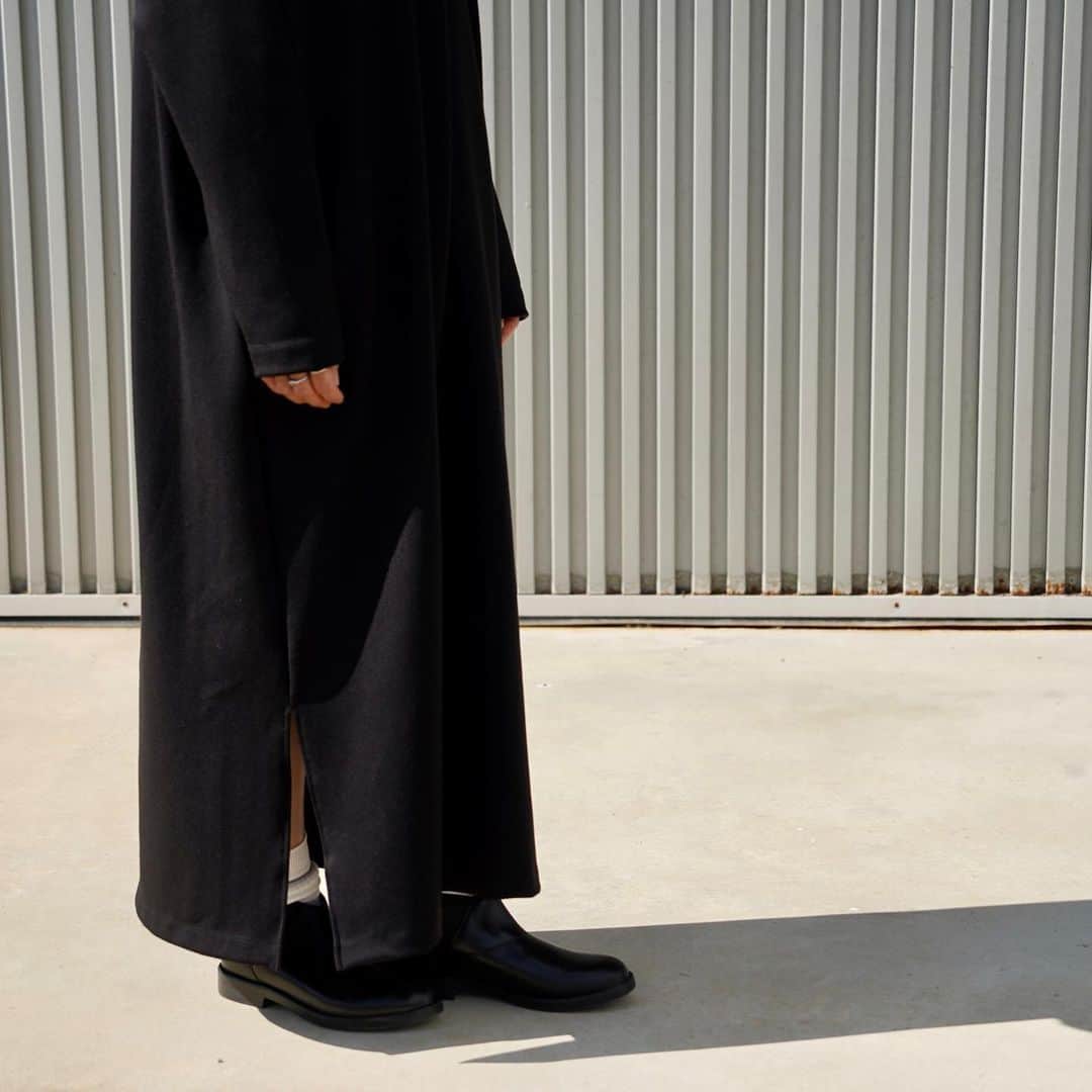 セレクトショップCIRCLEさんのインスタグラム写真 - (セレクトショップCIRCLEInstagram)「【営業時間変更のお知らせ】 10/31(火)は所用につき臨時休業いただきます。 10/30(月)は通常通り営業しますので、よろしくお願いします。  ワンピース+ロングカーディガン ウールコンビのロングカーディガンにウールライクなロングカーディガンをオン。 こんなシンプルで簡単なスタイリングにゴールドチェーンがアクセントになるレザーバッグを。 リラックスかつおしゃれなお出かけスタイルになりますね。  秋のアイテムは種類が豊富でコーディネートが楽しいですね。 ファッションの秋も楽しみましょう。  ロングカーディガン lelill  ワンピース MANON  バッグ AULENTTI  靴 MOON STAR  モデル/ #150cm @circle_kayoko   @monochro_circle   #circle #circle_saga #サークル #サークル佐賀 #ootd #大人カジュアル #selectshop #セレクトショップ #セレクトショップ佐賀#レディースセレクトショップ #fashion #styling #ファッション #佐賀県 #佐賀市 #佐賀 #cafe #佐賀カフェ #lelill #レリル #manon #マノン #aulentti #オーレンティ #moonstar #ムーンスター」10月29日 19時50分 - monochro_circle