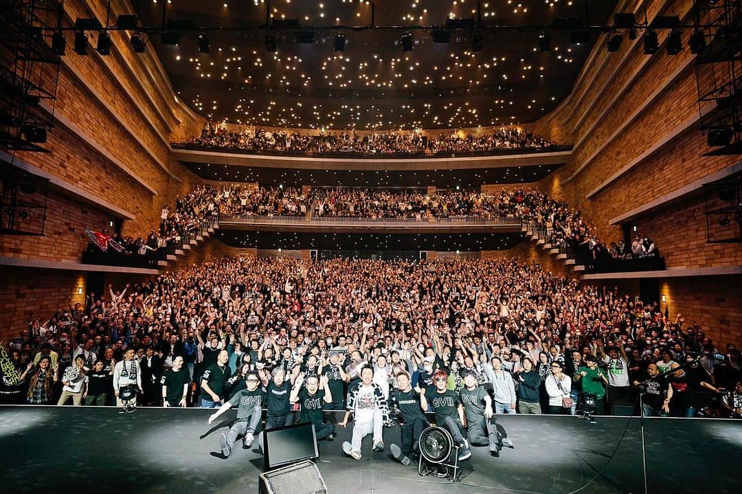 布袋寅泰のインスタグラム：「満場SOLDOUTのアクリエひめじ最高だった！姫路でのライブは初めてだったけど物凄い一体感。一人一人の笑顔が眩しかったよ！また必ず帰ってくるからね。また会う日までみんな元気で！ありがとう。photo by 山本倫子　#布袋寅泰 #アクリエひめじ #姫路最高」