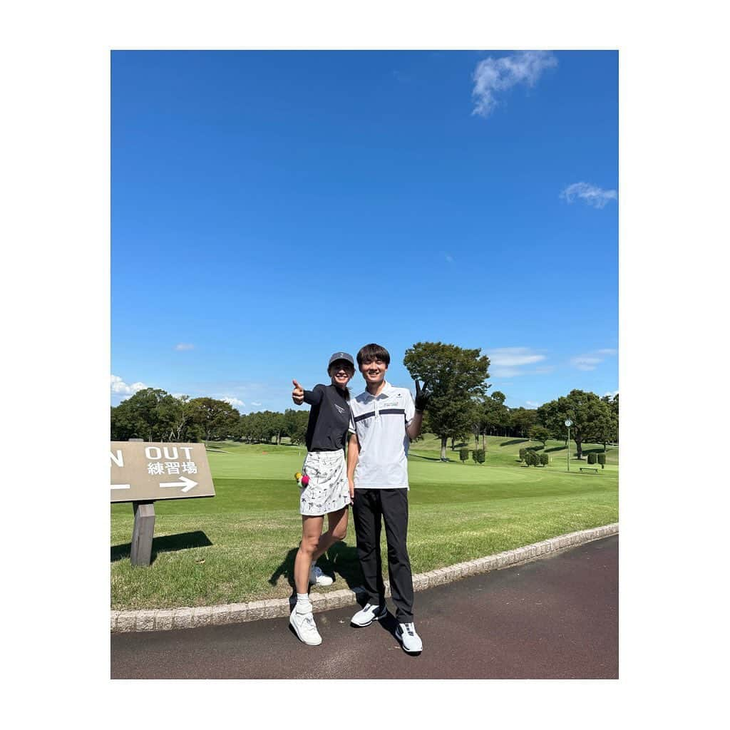 稲沢朋子さんのインスタグラム写真 - (稲沢朋子Instagram)「ゴルフ⛳️☀️ だいぶ前となってしまったが 連休で息子くんがこちらへ戻ってきた時 お初一緒にラウンド⛳️行ってきた！！ 社会人になり始めたゴルフの腕前は〜いかに。  母はカッコ良いとこ見せたかったのにー そもそも行き🚙から事件は起こっていた🌀。。。😓  茨城のゴルフ場へ着いたら、名前が無い！？ん？ なんと！予約は千葉のゴルフ場でした💧　 思い込み怖すぎる。。。事件。 いざ！運転手交代して木更津へ向かう事1時間半🚙💨　  車中では、大爆笑からのー散々。。。呆れられて、最後は俺の確認不足と😭息子よー。 早めに出ていたのでなんとか⛳️はスタート！ すでに家を出てから3時間経過🤪 良い所見せようとしたが、もう今日は、ダメダメ。。 息子の上達に感動しかなかった✨ スルーで回ってお疲れご飯🍚を沢山食べさせてあげました🤪  練習してリベンジゴルフ⛳️行かねば！  ラスト写真は〜私の大分地獄巡り♨️旅のお土産Tシャツ やっと渡せた笑　  #あーもっと寝れたのにー  #もうあなたを信じないと言われた　#息子よーそんな事言わないでください　#若者は吸収が早い　#羨ましい　#息子とゴルフ　#親子ゴルフ」10月29日 19時53分 - ina_tomo