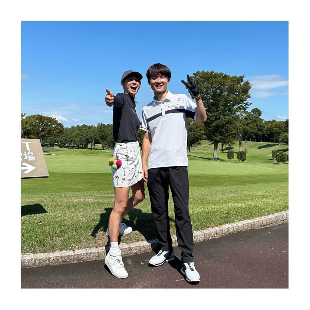 稲沢朋子さんのインスタグラム写真 - (稲沢朋子Instagram)「ゴルフ⛳️☀️ だいぶ前となってしまったが 連休で息子くんがこちらへ戻ってきた時 お初一緒にラウンド⛳️行ってきた！！ 社会人になり始めたゴルフの腕前は〜いかに。  母はカッコ良いとこ見せたかったのにー そもそも行き🚙から事件は起こっていた🌀。。。😓  茨城のゴルフ場へ着いたら、名前が無い！？ん？ なんと！予約は千葉のゴルフ場でした💧　 思い込み怖すぎる。。。事件。 いざ！運転手交代して木更津へ向かう事1時間半🚙💨　  車中では、大爆笑からのー散々。。。呆れられて、最後は俺の確認不足と😭息子よー。 早めに出ていたのでなんとか⛳️はスタート！ すでに家を出てから3時間経過🤪 良い所見せようとしたが、もう今日は、ダメダメ。。 息子の上達に感動しかなかった✨ スルーで回ってお疲れご飯🍚を沢山食べさせてあげました🤪  練習してリベンジゴルフ⛳️行かねば！  ラスト写真は〜私の大分地獄巡り♨️旅のお土産Tシャツ やっと渡せた笑　  #あーもっと寝れたのにー  #もうあなたを信じないと言われた　#息子よーそんな事言わないでください　#若者は吸収が早い　#羨ましい　#息子とゴルフ　#親子ゴルフ」10月29日 19時53分 - ina_tomo