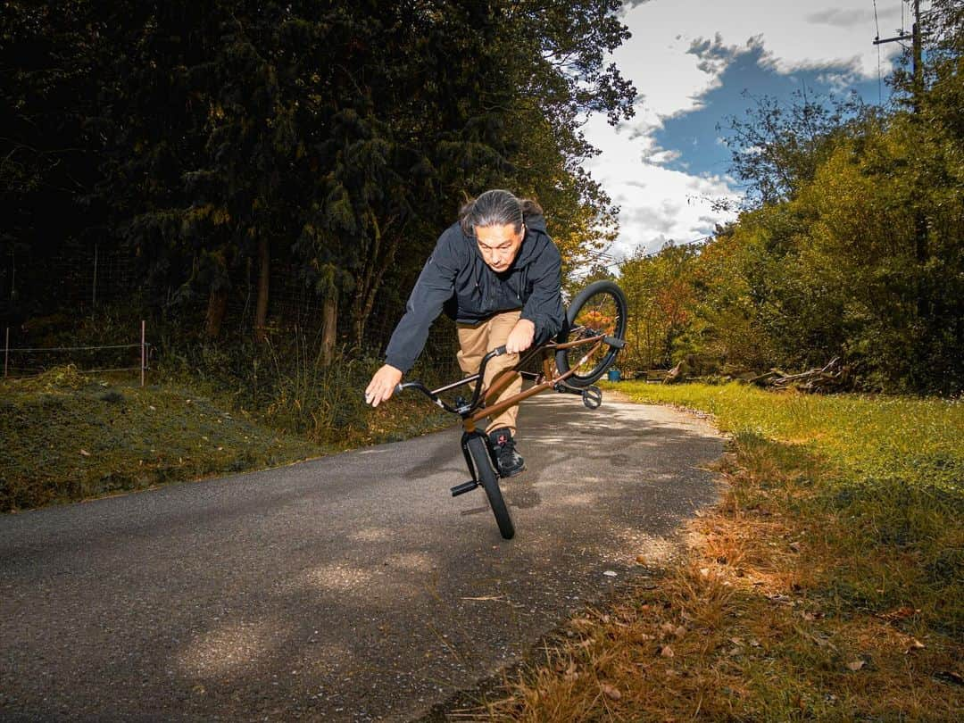 宇野陽介のインスタグラム：「OCT 29 AUTUMN.RAINBOW. HUNTRS MOON.  #aresbikes #bmx #flatland #streetculture  #freestylebmx #dvsshoes  #madbunny #lumix #autumn  #RAINBOW #秋　#満月　#兵庫　#虹 #緑　#茶色　#赤」