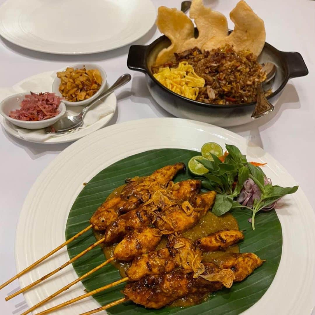 坂本奈津美さんのインスタグラム写真 - (坂本奈津美Instagram)「インドネシア料理ディナーは、美味しくて雰囲気も素敵な邸宅レストラン、プラタランメンテン @plataran.menteng へ。 ナシゴレンやサテ、南国らしいマンゴスチンカレーを✨  日中の市内の雰囲気とはガラリと変わるジャカルタの夜景も見てほしくて、ルーフトップバーにも🍹@k22_barterrace  他にも服を仕立てたり、スパやサロンに行ったりと、まる2日だったとは思えないほど、いろんな景色を共有できたゆっことのジャカルタ旅でした。  旅程は詰め込む派？ゆるく組む派？ 私は体力の限り欲張る派🥺にいつも付き合ってくれるタフなゆっこに感謝🥲✨  どれもお気に入りで写真が選びきれず、何度も投稿してしまいました🙈❤️ 来てくれてありがとう🙏  #ジャカルタ観光 #plataran #plataranmenteng #masakanindonesia #rooftop #jakarta #indonesia #インドネシア料理 #インドネシア料理レストラン #ルーフトップバー #カテドラル #イスティクラルモスク」10月29日 20時06分 - sakamoto_natsumi