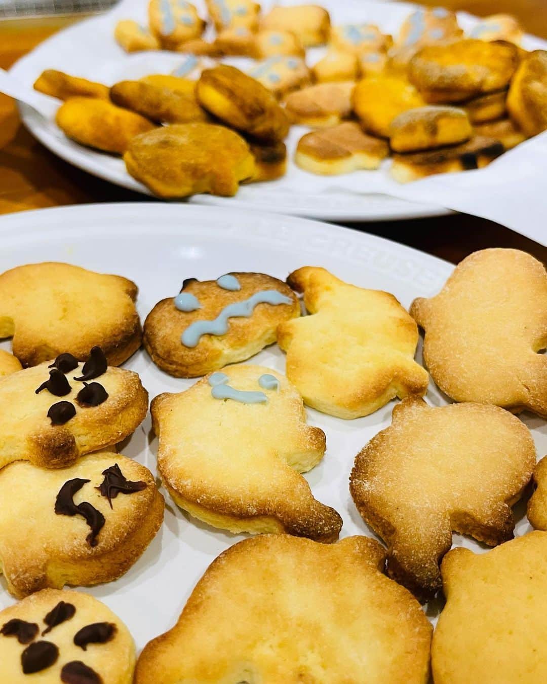 加藤夏希のインスタグラム：「ハロウィン🎃何かするか悩んで…クッキー作って気分だけハロウィン☺️明日からまた頑張りましょう！」