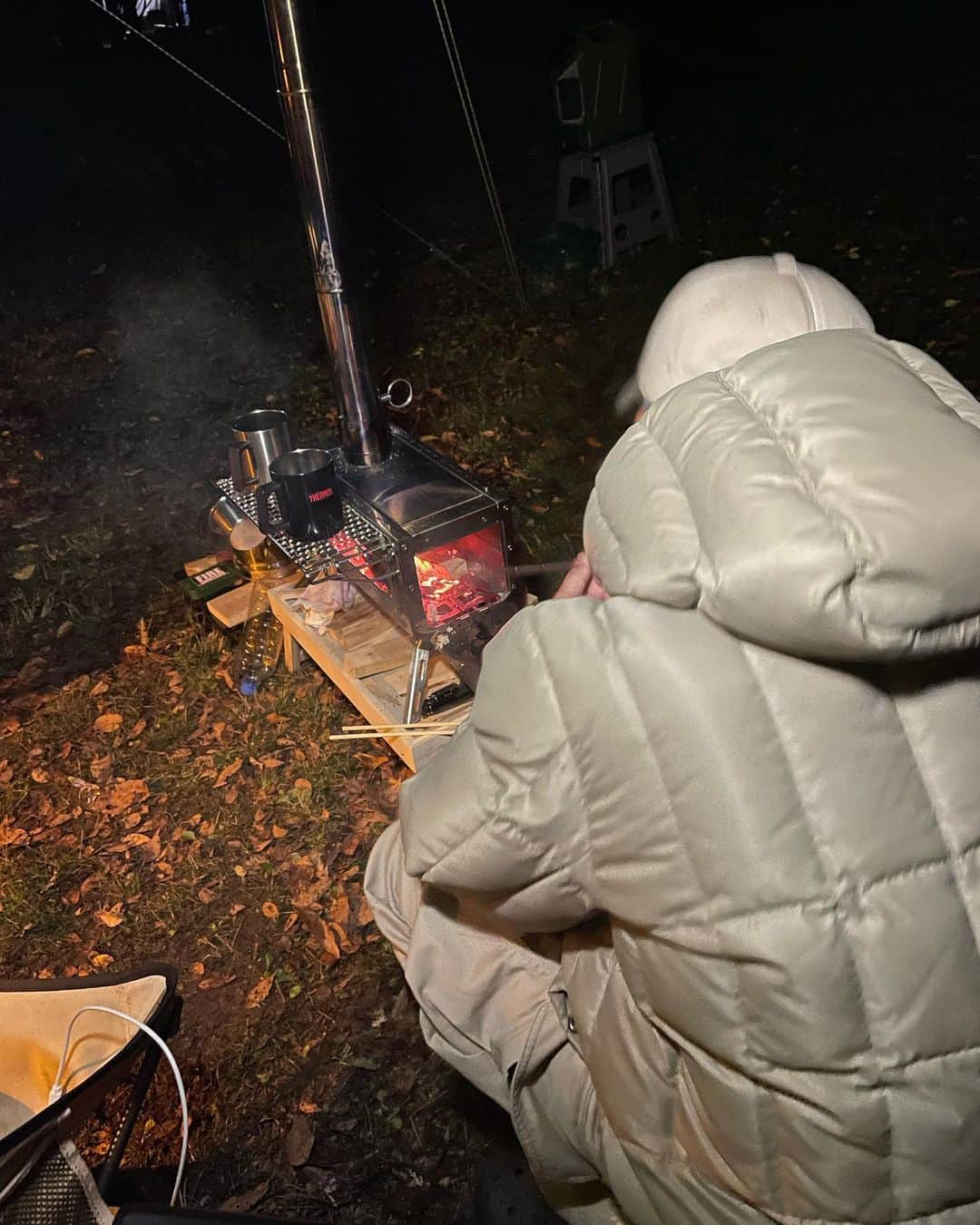 竹下健人さんのインスタグラム写真 - (竹下健人Instagram)「昨日一昨日と父と再びキャンプへ奈良に行きました。 今回は、花粉に悩まされる事なく めちゃくちゃ快適でした。  少し雨も降りましたが 今回も楽しかった。  簡易ベッド組み立てたり 薪切ったり、熱燗飲みながらおでん食べたり。  薪ストーブに感動。 コンパクトやのに、暖かいんです。  日常から少し離れて 過ごす時間も大切ですね。  自然のパワーをもらいました。  そういえば 夜は野生の鹿をみました。 はっきりとは見えなかったけど 奈良の神聖な鹿を見ることが出来て ご利益ありそう。  父と2人きりでいると 30歳になったけど なんか子どもに戻った気分になる。 息子なのには変わりないけど。 懐かしさとちょっぴりどこか儚さみたいなものもあって どうかこの時間が終わりませんように、だなんて思う自分もいました。  冬も行きたいなぁ。  #photo #instagood #fyp #camp #キャンプ #奈良 #鹿 #非日常 #秋 #autumn  #役者 #俳優 #竹下健人」10月29日 19時58分 - tkst_knt