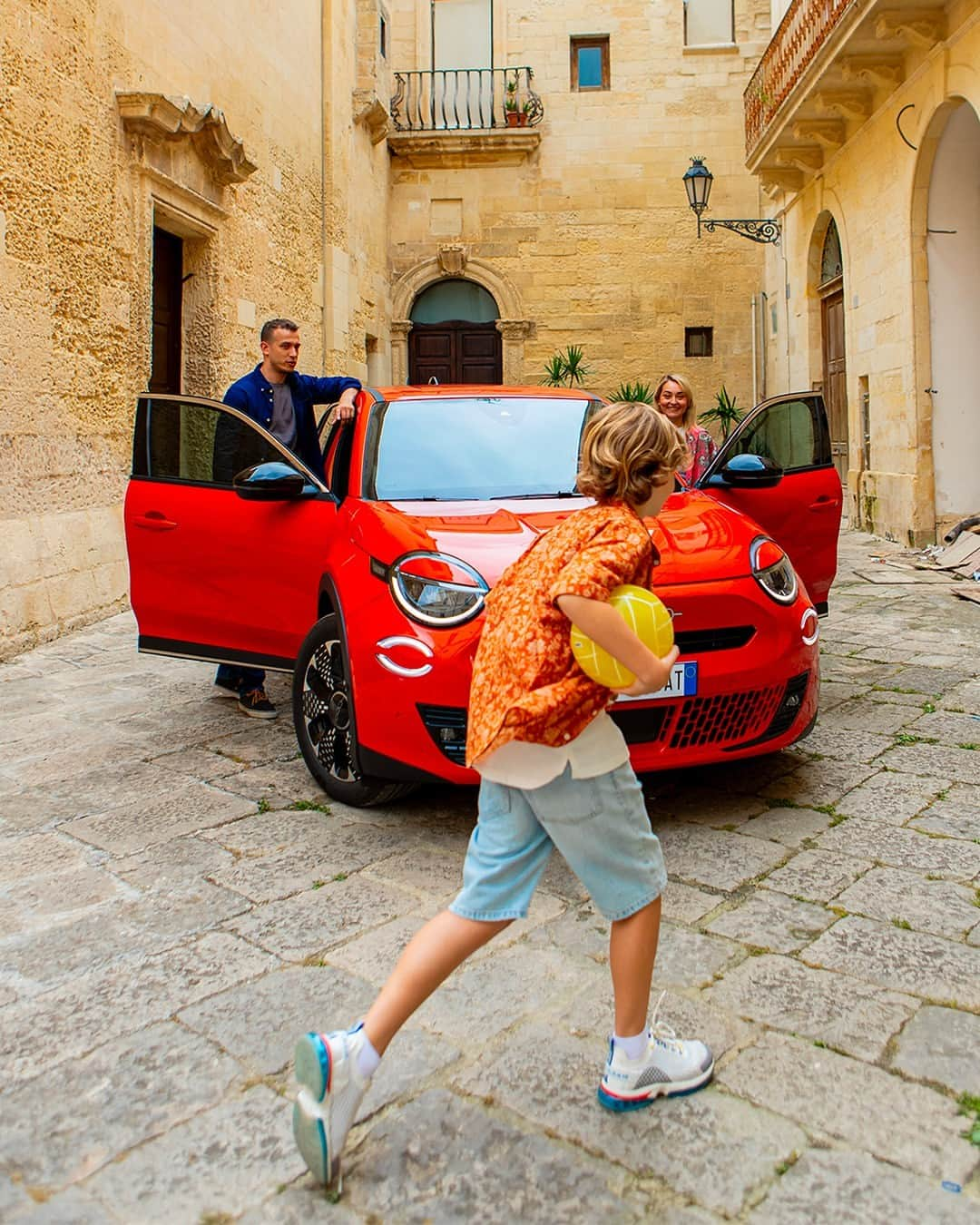 Fiat さんのインスタグラム写真 - (Fiat Instagram)「How does an Italian Upgrade feel?  With +space, +comfort, +versatility, +features, +Dolce Vita and, of course +freedom! 😎​」10月29日 20時00分 - fiat