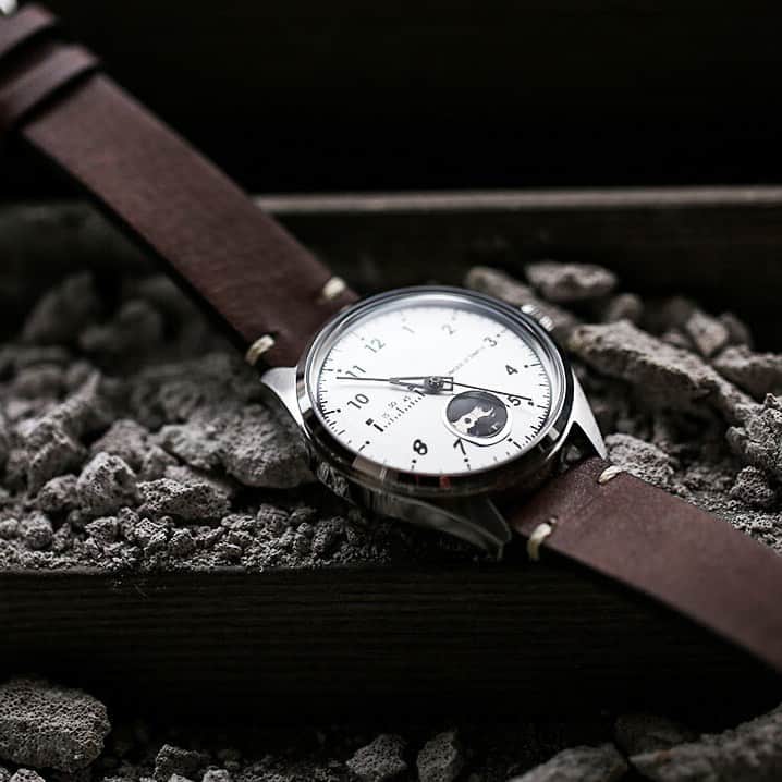 TACS Japanのインスタグラム：「『TIME RULER』はベルトの部分にもこだわりを持ってデザインされています。  「チョークホワイト」は、真っ白のダイアルカラーとこげ茶のストラップ。  個性的なデザインながら、上品な雰囲気なので、カジュアルにもジャケットスタイルにも合わせやすい腕時計です。  ------------------ model:TS2204A price: ¥38,500 tax in ------------------  #tacs #tacsjapan #タックス #uniqueissimple #ライフスタイル #プロダクトデザイン #デザイン #時計 #腕時計 #productdesign #watch #大人カジュアル #japanwatch #ファッションアイテム #手元くら部 #レザーベルト #腕時計コーデ #ユニークデザイン #腕時計大好き #シンプルデザイン #ファッションウォッチ #イタリアンレザー #デザイン #革ベルト #時計ベルト #スーツスタイル #メンズ時計」