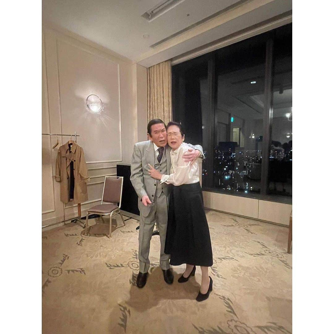 桃生亜希子さんのインスタグラム写真 - (桃生亜希子Instagram)「昨日は、父方の親戚が久しぶりに大集合。 　 　子どもの頃は、お正月やクリスマスには毎年みんなで集まって、わいわい仲良く楽しんでいた。 　 　祖母が亡くなり、威勢の良かった叔父、叔母も年を重ね、みんななかなか集まれなくなっていたけれど、こうしてみんなで集合することが出来て、感慨深かった。 　 　喜怒哀楽が激しく、愛情深い父が嬉しそうにしているのを見て泣けてきた。 　 　長い長い歴史、、私の祖先1人1人にドラマがあって、今ここに私達がいる。🌈✨  　改めて、考えさせられる素晴らしい夜だったな。 　 　沢山の思いがあるけど、結局は、全て愛だということ。  　私も、しっかり生きていこう。  　みんな、本当に、ありがとうございます。  #みんな濃い」10月29日 20時00分 - pinokosugar