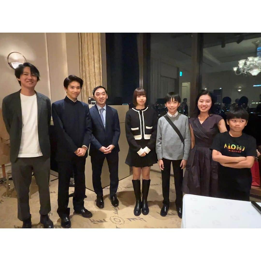 桃生亜希子さんのインスタグラム写真 - (桃生亜希子Instagram)「昨日は、父方の親戚が久しぶりに大集合。 　 　子どもの頃は、お正月やクリスマスには毎年みんなで集まって、わいわい仲良く楽しんでいた。 　 　祖母が亡くなり、威勢の良かった叔父、叔母も年を重ね、みんななかなか集まれなくなっていたけれど、こうしてみんなで集合することが出来て、感慨深かった。 　 　喜怒哀楽が激しく、愛情深い父が嬉しそうにしているのを見て泣けてきた。 　 　長い長い歴史、、私の祖先1人1人にドラマがあって、今ここに私達がいる。🌈✨  　改めて、考えさせられる素晴らしい夜だったな。 　 　沢山の思いがあるけど、結局は、全て愛だということ。  　私も、しっかり生きていこう。  　みんな、本当に、ありがとうございます。  #みんな濃い」10月29日 20時00分 - pinokosugar