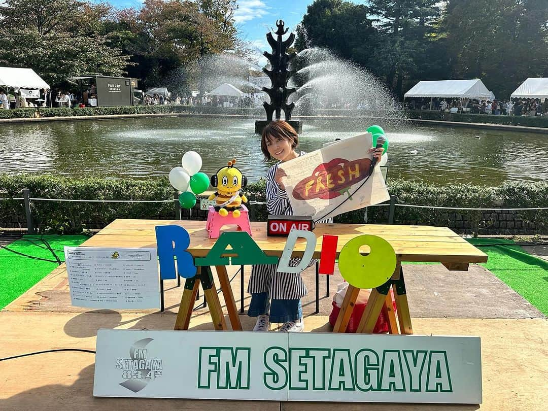 細田阿也さんのインスタグラム写真 - (細田阿也Instagram)「@setagayapanmatsuri  #世田谷パン祭り  年に一度のパンの祭典『世田谷パン祭り』。 2023年は ベーカリー87店舗、 パンのおとも38店舗、 フードやドリンクの店舗28店舗、2日間でのべ264店舗が出店🥹　 たくさんの🍞ラバーな皆様が大集結！ハロウィン🎃の仮装したお友達もいらしていて賑やかで笑顔溢れる　#世田谷公園 でした！  噴水広場前のステージにて #fm世田谷 #ラジオパーソナリティ体験　を実施！  参加してくれるかな？なんて心配を他所にあっという間に定員に達し大盛況！ ご参加頂きました皆様ありがとうございました！  3歳から6歳のお友達も多く参加してくれて、 元気よく名前や年齢、好きなパンや将来の夢を聞かせてくれて 胸キュン鷲掴みにて♡ 癒されました✨  お見守り頂きました皆様 ありがとうございました！  雨から回復して 世田谷パン祭り日和☀️ 秋晴れの気持ちのいいなか @htokyo_mishuku ハンカチ購入したり、 🍞ゲットできました！  CONNECTリスナーさんも 駆けつけてくださり🤩 嬉しかったです！！  ステキな機会を頂き ありがとうございました🥹」10月29日 20時00分 - hosodaaya