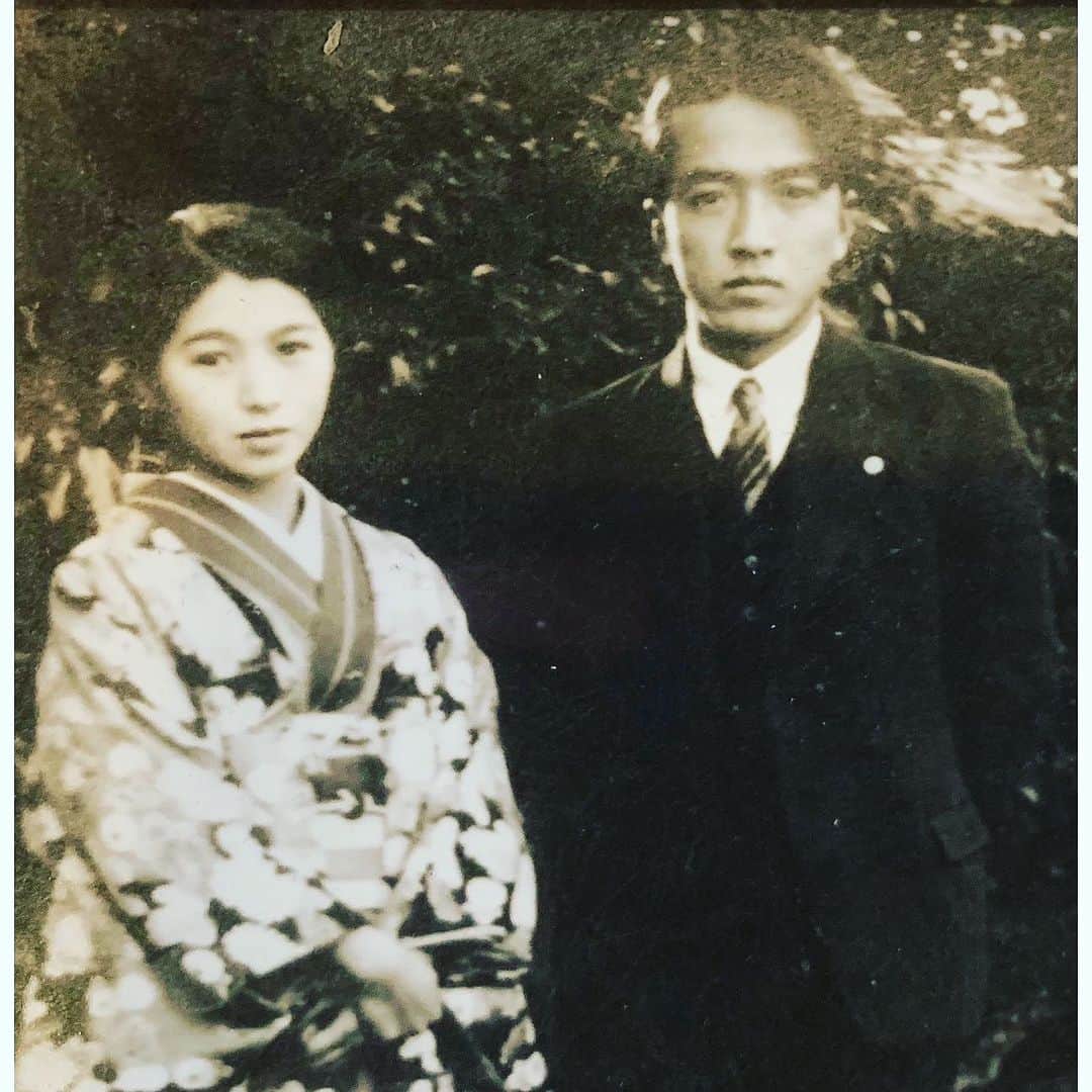 桃生亜希子のインスタグラム：「昨日は、父方の親戚が久しぶりに大集合。 　 　子どもの頃は、お正月やクリスマスには毎年みんなで集まって、わいわい仲良く楽しんでいた。 　 　祖母が亡くなり、威勢の良かった叔父、叔母も年を重ね、みんななかなか集まれなくなっていたけれど、こうしてみんなで集合することが出来て、感慨深かった。 　 　喜怒哀楽が激しく、愛情深い父が嬉しそうにしているのを見て泣けてきた。 　 　長い長い歴史、、私の祖先1人1人にドラマがあって、今ここに私達がいる。🌈✨  　改めて、考えさせられる素晴らしい夜だったな。 　 　沢山の思いがあるけど、結局は、全て愛だということ。  　私も、しっかり生きていこう。  　みんな、本当に、ありがとうございます。  #みんな濃い」