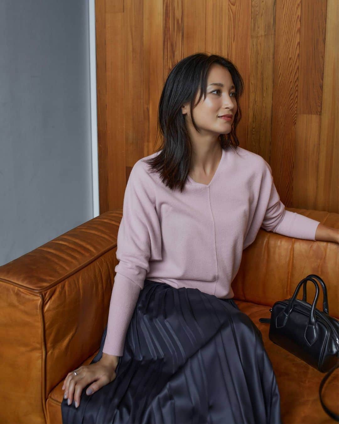 のインスタグラム：「. ニットを今年らしく着こなす 最新配色LESSON  3 BASIC COLORS FOR WINTER  GRAY × PINK 甘めカラーのニットは 素材のコントラストで辛口に  チャコールグレーに甘さのあるくすみピンクを合わせるなら、 レザーのような光沢感を意識的に加えて。 素材にコントラストをつければ、 コーデがピリッと引き締まる。  ソフトウールハイゲージ  Vネックプルオーバー ¥19,910(taxin)  レザーライクプリーツ スカート ¥25,960(taxin)  ミニボストンショルダー ¥15,950(taxin)  ICB STYLE WEB 2023  SPECIAL EDITION @icb_jp プロフィールリンクよりご覧いただけます。  #icb #icbjp #icbstyleweb  #onward #オンワード #オンワード樫山 #onwardcrosset #オンワードクローゼット #fashion #通勤コーデ #通勤スタイル #オフィススタイル #オフィスカジュアルコーデ #ootd #オフィスカジュアル #シンプルコーデ #大人カジュアル #秋コーデ #シンプルファッション #お仕事服 #ootdfashion #大人シンプル #ニット #ニットコーデ #カラーニット ニット #ストール #ストールコーデ #ニットスタイル #カラーニットコーデ #プリーツスカート」