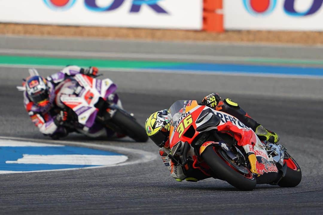 レプソル・ホンダさんのインスタグラム写真 - (レプソル・ホンダInstagram)「Now that's what we call a motorcycle race 😍  Action every single lap and positions changing even after the flag dropped!   Ultimately it was 6️⃣th for @marcmarquez93 when all was said and done. And what a show he put on!  @joanmir36official put together another strong comeback, 19th to 1️⃣2️⃣th just like in the Sprint. With pace similar to the top five, once he cracks the Quali puzzle Mir will be a force unleashed.」10月29日 20時01分 - hrc_motogp