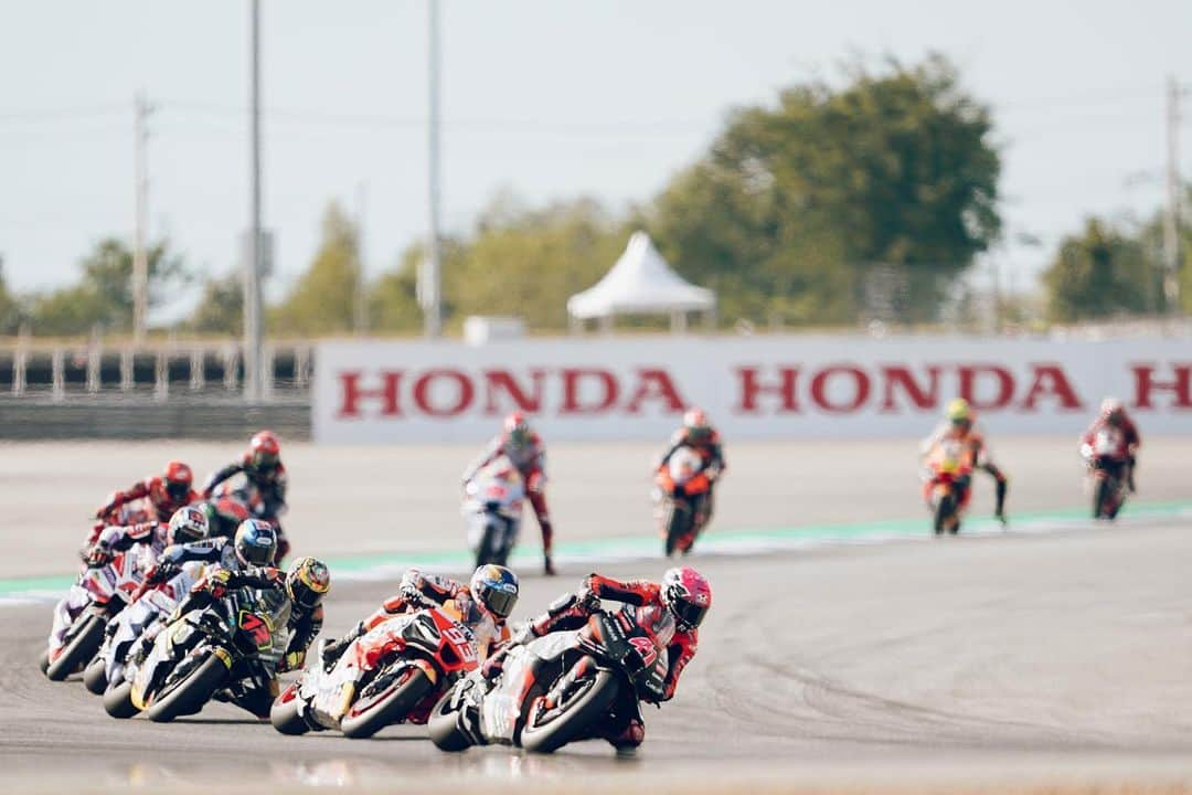 レプソル・ホンダさんのインスタグラム写真 - (レプソル・ホンダInstagram)「Now that's what we call a motorcycle race 😍  Action every single lap and positions changing even after the flag dropped!   Ultimately it was 6️⃣th for @marcmarquez93 when all was said and done. And what a show he put on!  @joanmir36official put together another strong comeback, 19th to 1️⃣2️⃣th just like in the Sprint. With pace similar to the top five, once he cracks the Quali puzzle Mir will be a force unleashed.」10月29日 20時01分 - hrc_motogp