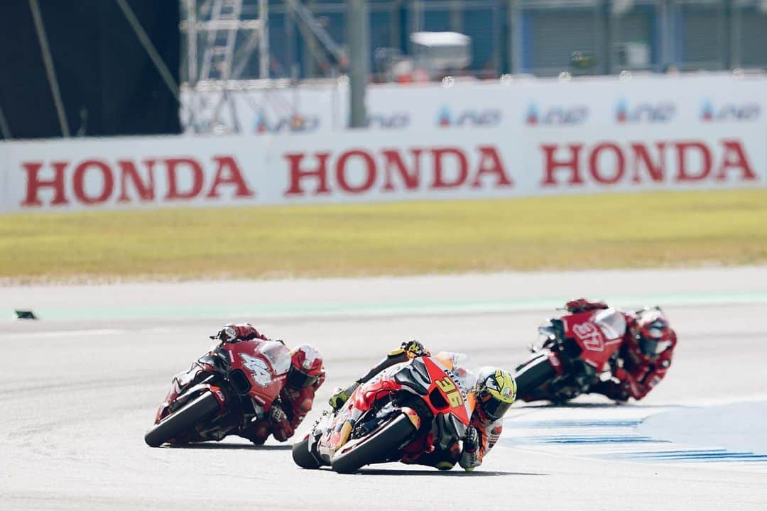 レプソル・ホンダさんのインスタグラム写真 - (レプソル・ホンダInstagram)「Now that's what we call a motorcycle race 😍  Action every single lap and positions changing even after the flag dropped!   Ultimately it was 6️⃣th for @marcmarquez93 when all was said and done. And what a show he put on!  @joanmir36official put together another strong comeback, 19th to 1️⃣2️⃣th just like in the Sprint. With pace similar to the top five, once he cracks the Quali puzzle Mir will be a force unleashed.」10月29日 20時01分 - hrc_motogp