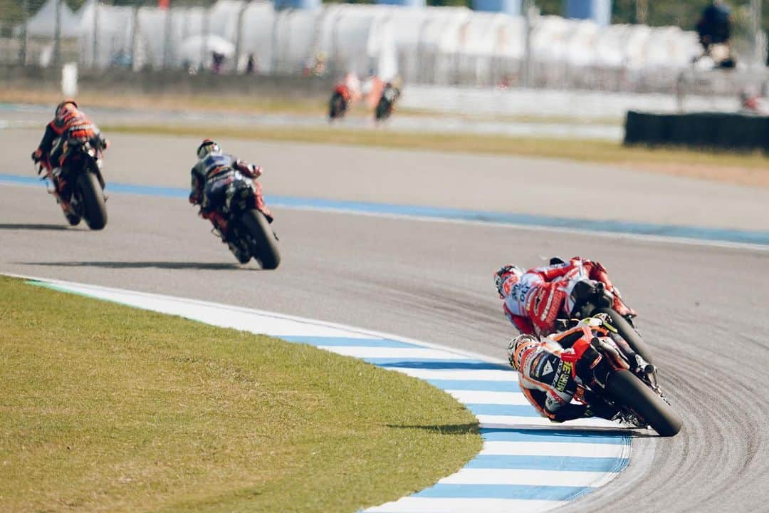 レプソル・ホンダさんのインスタグラム写真 - (レプソル・ホンダInstagram)「Now that's what we call a motorcycle race 😍  Action every single lap and positions changing even after the flag dropped!   Ultimately it was 6️⃣th for @marcmarquez93 when all was said and done. And what a show he put on!  @joanmir36official put together another strong comeback, 19th to 1️⃣2️⃣th just like in the Sprint. With pace similar to the top five, once he cracks the Quali puzzle Mir will be a force unleashed.」10月29日 20時01分 - hrc_motogp