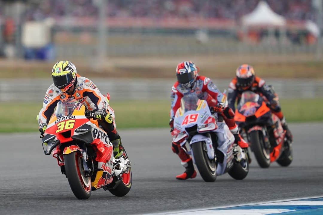 レプソル・ホンダのインスタグラム：「Now that's what we call a motorcycle race 😍  Action every single lap and positions changing even after the flag dropped!   Ultimately it was 6️⃣th for @marcmarquez93 when all was said and done. And what a show he put on!  @joanmir36official put together another strong comeback, 19th to 1️⃣2️⃣th just like in the Sprint. With pace similar to the top five, once he cracks the Quali puzzle Mir will be a force unleashed.」
