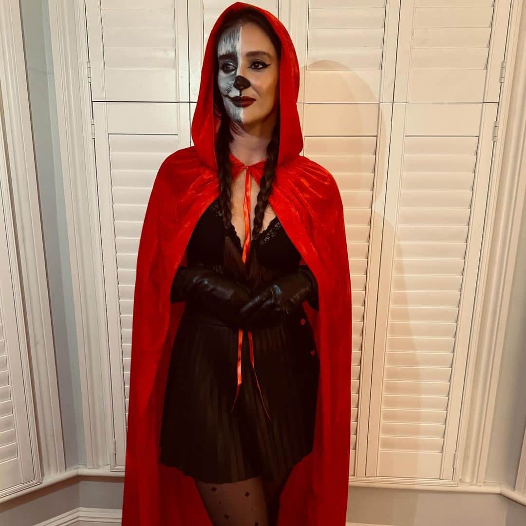 ローラ・ロブソンのインスタグラム：「Full commitment only. 🎃👻💀」