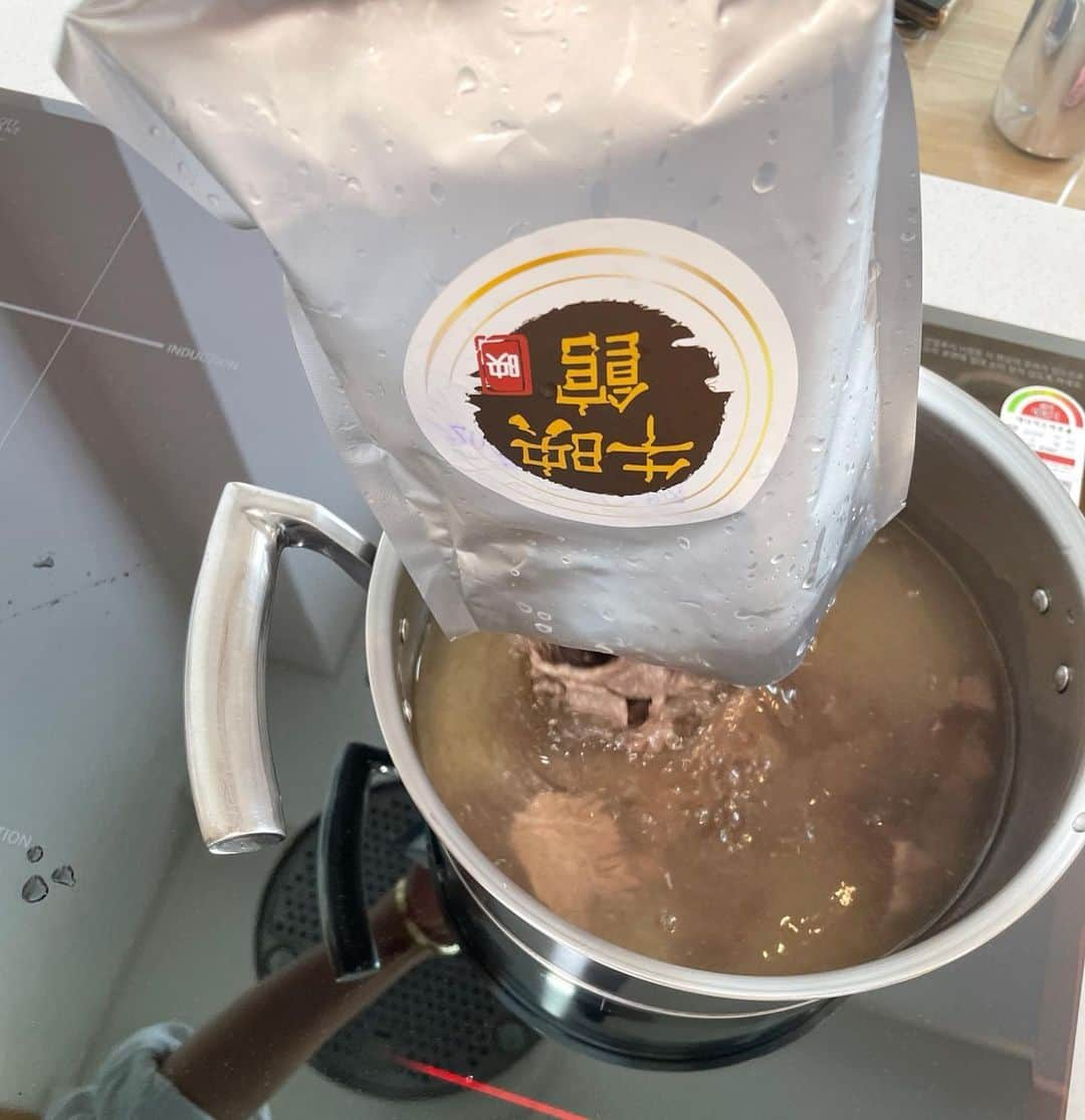 キム・ビヌのインスタグラム：「#판교맛집  #우영관곰탕  #고기곰탕  #공구마감  주문은 오늘까지 받고 주문서 넘기려해요 🙏🏻 출고는 10월30일 부터 11월 3일까지 출고되어 마지막에 받으시는날짜는 11월 4일 입니다   매 공구때마다 넘넘 많은 사랑받아요 😍 감사합니다 🙏🏻 주문못하신 분들은 서둘러 주세요 🍚🍚」