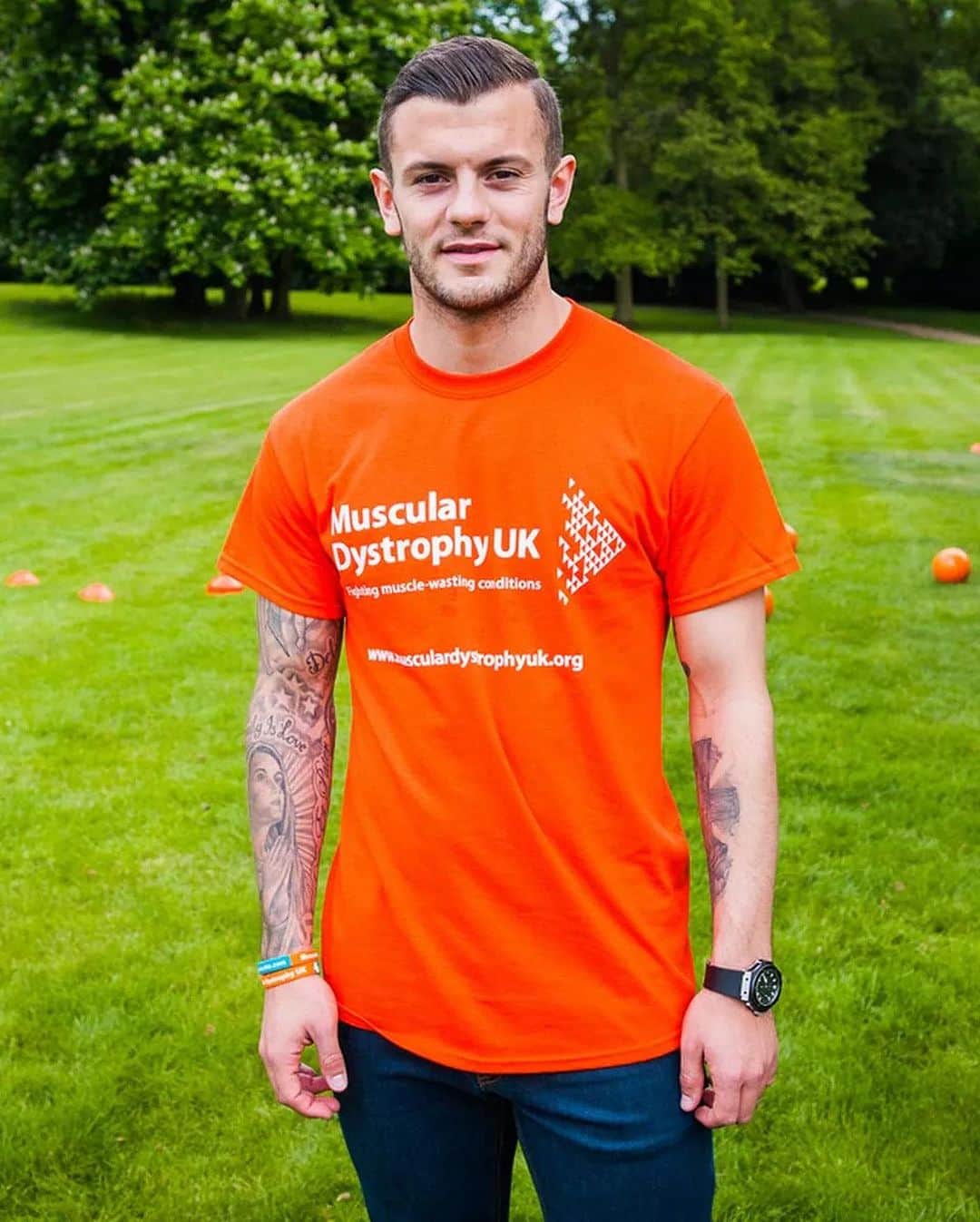 ジャック・ウィルシャーさんのインスタグラム写真 - (ジャック・ウィルシャーInstagram)「Welcome to Team Jed @jackwilshere 🧡  I am so excited to announce our latest ‘signing’ Jack Wilshere, who will be joining Team Jed for my 24 hour workout on the 4/5th November at Buzz Gym in Cannon Street, Central London (EC4R 0BR) 📍   At 8, I was diagnosed with Ullrich Congenital Muscular Dystrophy and was told I’d be lucky to make it past the age of 20. From this point forward, Team Jed was born, raising over £200,000 to date in order to help fund vital research into the condition. I turned 24 this year and am working out for 24hrs straight to fund further research and raise awareness 🧬  WAYS TO SUPPORT:  👉 DONATE through the JustGiving link in our Bio.  👉 Turn up to Buzz Gym in Cannon Street at any point from 10am-10am on 4/5th Nov and get a workout in. There will be free entry and free food / drink donated by some big names! (There are saunas, changing rooms and showers for after your workout).  👉 Share our story and content online with friends and family.  Jack has been an ambassador for @musculardystrophyuk since 2015, and kicked off the incredible #MusclesMatchdaySelfie campaign where people posted a picture in their favourite football shirt and donated to show support ⚽️  It’s amazing to have such an incredible athlete on board supporting us. Especially someone who has done so much for Muscular Dystrophy UK over the years 🧡」10月29日 20時03分 - jackwilshere