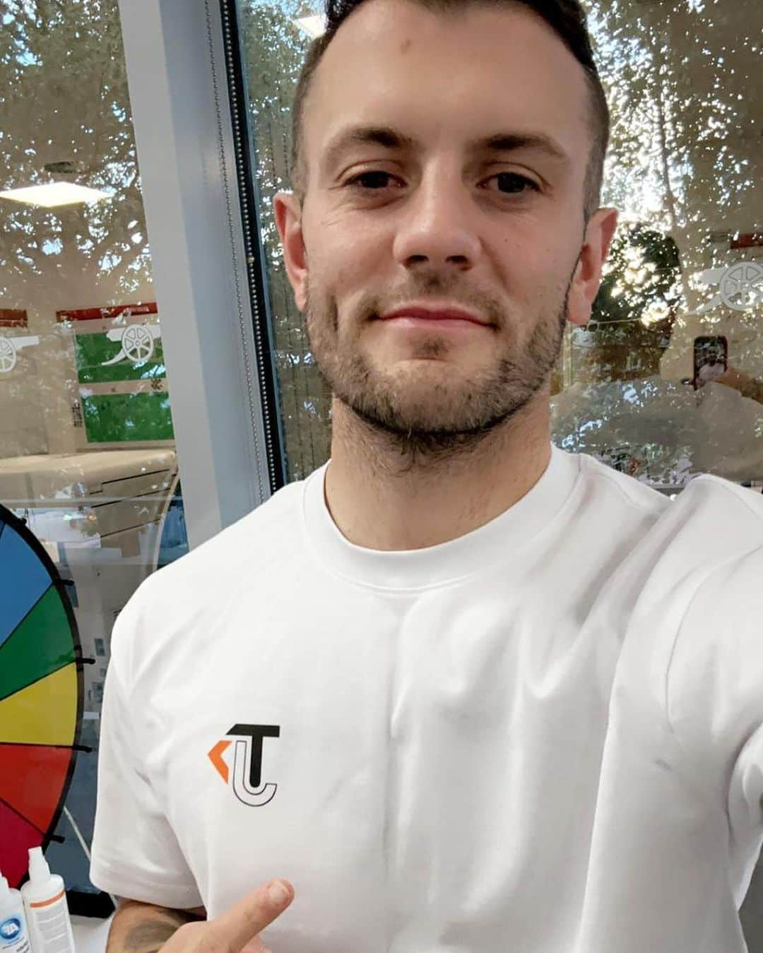 ジャック・ウィルシャーのインスタグラム：「Welcome to Team Jed @jackwilshere 🧡  I am so excited to announce our latest ‘signing’ Jack Wilshere, who will be joining Team Jed for my 24 hour workout on the 4/5th November at Buzz Gym in Cannon Street, Central London (EC4R 0BR) 📍   At 8, I was diagnosed with Ullrich Congenital Muscular Dystrophy and was told I’d be lucky to make it past the age of 20. From this point forward, Team Jed was born, raising over £200,000 to date in order to help fund vital research into the condition. I turned 24 this year and am working out for 24hrs straight to fund further research and raise awareness 🧬  WAYS TO SUPPORT:  👉 DONATE through the JustGiving link in our Bio.  👉 Turn up to Buzz Gym in Cannon Street at any point from 10am-10am on 4/5th Nov and get a workout in. There will be free entry and free food / drink donated by some big names! (There are saunas, changing rooms and showers for after your workout).  👉 Share our story and content online with friends and family.  Jack has been an ambassador for @musculardystrophyuk since 2015, and kicked off the incredible #MusclesMatchdaySelfie campaign where people posted a picture in their favourite football shirt and donated to show support ⚽️  It’s amazing to have such an incredible athlete on board supporting us. Especially someone who has done so much for Muscular Dystrophy UK over the years 🧡」