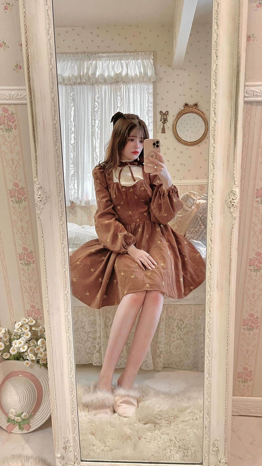 織田エリカのインスタグラム：「𝕤𝕙𝕖𝕚𝕟 𝕔𝕠𝕠𝕣𝕕𝕚𝕟𝕒𝕥𝕚𝕠𝕟🧥  𓂃  SHEINのお洋服で1週間コーデ🫶🏻 どのコーデもお気に入り✨ お洋服の詳細載せてるので是非チェックしてみてね😊  クーポンコードを頂いたのでこちらも是非使ってね✨ 12/30まで、お買い上げ金額1～5,999円までは 15%OFF、6000円以上は20%OFF！  🏷️クーポンコード:BFPJP140  【Monday】 🤍ワンピース 商品ID: 21516390 🤍インナー 商品ID: 22534298  【Tuesday】 🤍ワンピース 商品ID: 16332814 🤍インナー 商品ID: 22534298 🤍ヘッドドレス 商品ID: 19635243  【Wednesday】 🤍ワンピース 商品ID: 9115632 🤍カーディガン 商品ID:10047808 🤍カチューシャ 商品ID: 3991971  【Thursday】 🤍ジャケット 商品ID: 11765548 🤍帽子 商品ID: 23132216  【Friday】 🤍ワンピース 商品ID: 10127731  【Saturday】 🤍ワンピース 商品ID: 21950957 🤍帽子 商品ID: 23132216 𓂃  #shein #code #vintage #vintagegirl #antique #frenchgirl #mery #rili_tokyo #fashion #ootd #dress #myroom #girly #shein購入品 #マイルーム #ワンピース #ワンピースコーデ #ドレス #花柄ワンピース #パリジェンヌ #きょコ #コーデ #コーディネート #ガーリー #かわいい #フレンチガーリー #フレンチガーリーコーデ #ヴィンテージ #ヴィンテージライク #ヴィンテージガーリー」