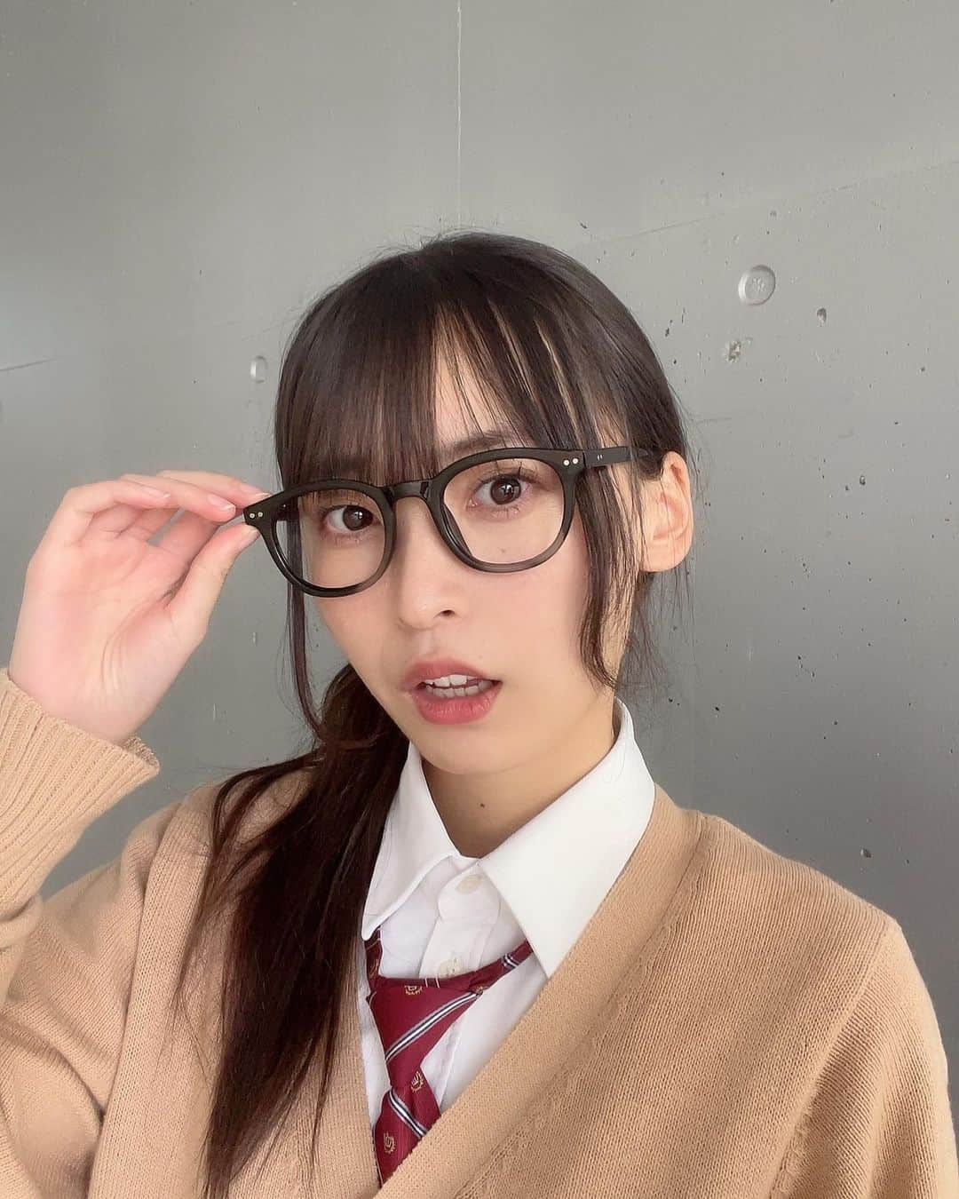 坂川陽香さんのインスタグラム写真 - (坂川陽香Instagram)「👓→🤙🏻🩷  握手会2日間ありがとうございました！ 皆さんとやっと直接触れ合えることが出来て、今まで頑張ってきて良かった〜って思えました！😌😌💭  お話も色んな話題でとっても楽しかった〜沢山笑った！🫶🏻🫶🏻  また来月もよろしくお願いします！😉🩷  ちなみに今日は、ハロウィンが近いということで、制服コスプレをしました！🏫🎀 メガネからのギャップどうですか…？？ᵔ֊ᵔ  #坂川陽香 #06  #akb48  #握手会 #制服 #めがね女子」10月29日 20時04分 - hiyuka_sakagawa.1007